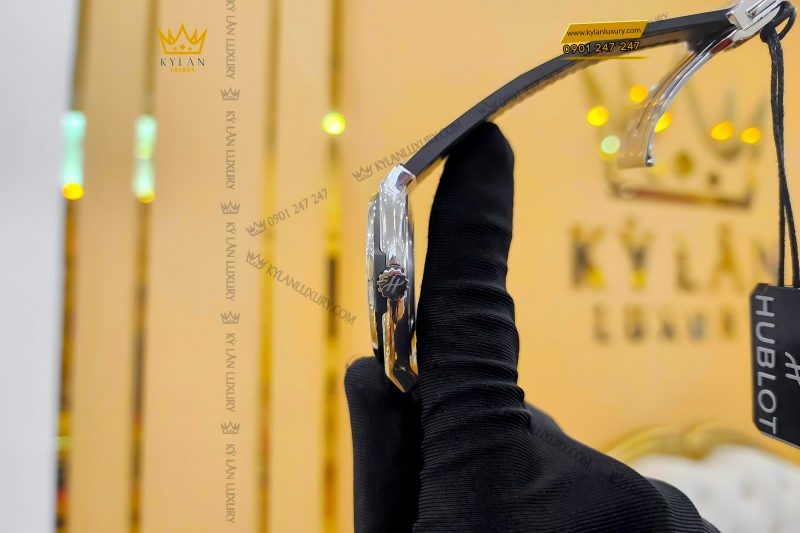 Đồng hồ Hublot Classic Fusion Titanium 42mm da cá