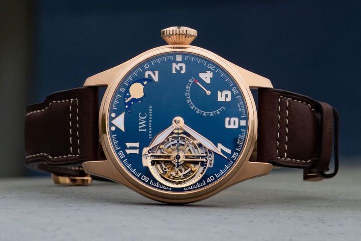 Kỳ Lân Luxury iwc big pilots watch constant force tourbillon edition 22le petit prince22 Kiểu dáng núm vặn độc đáo trên các mẫu đồng hồ phổ biến hiện nay là gì?