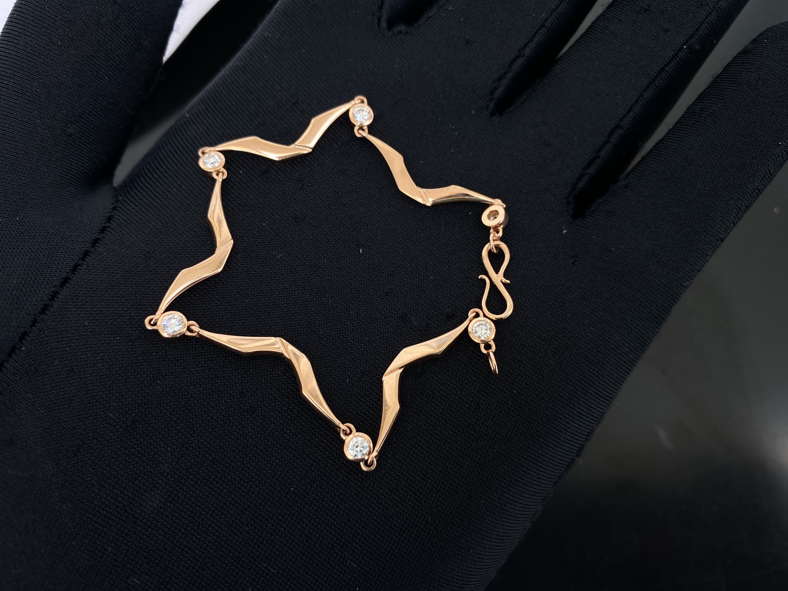 Kỳ Lân Luxury la c tay kie u sa vertu gold diamond jpeg Lắc tay kiêu sa Vertu Gold Diamond.