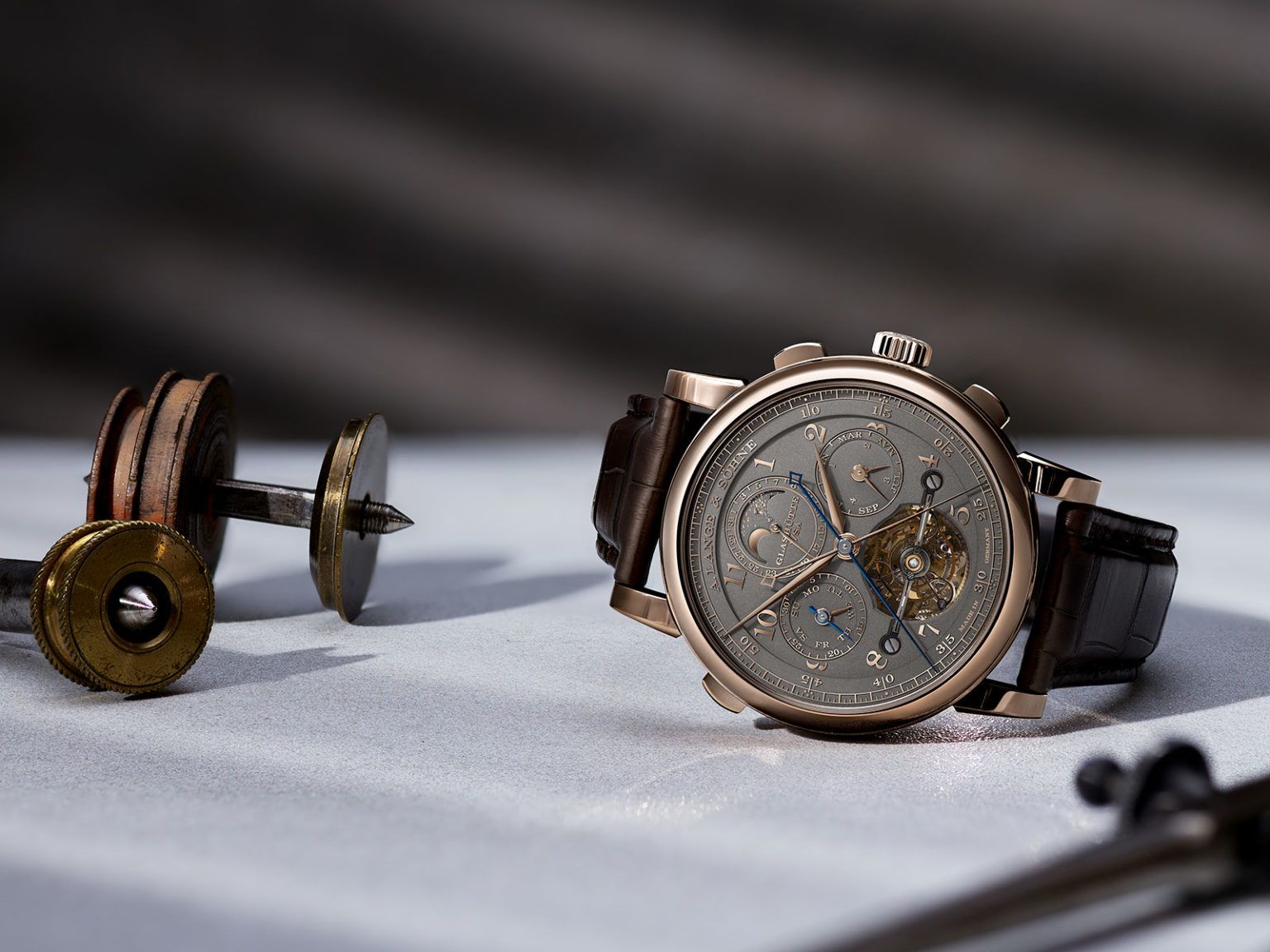 Kỳ Lân Luxury lange homage 175th tourbograph perpetual honeygold 6 1536x1152 1 Tìm hiểu sự khác biệt giữa đồng hồ Đức và đồng hồ Thụy Sỹ: Lựa chọn đồng hồ A. Lange & Sohne hay đồng hồ Patek Philippe? (PHẦN 2)