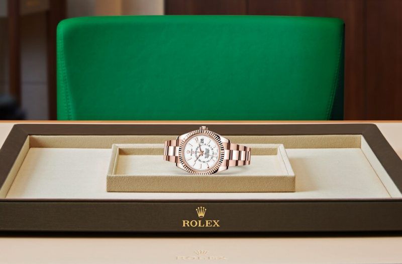 Kỳ Lân Luxury m326935 0005 modelpage on tray landscape 1 ROLEX SKY-DWELLER 42mm - VÀNG EVEROSE 18 CT - M326935-0005