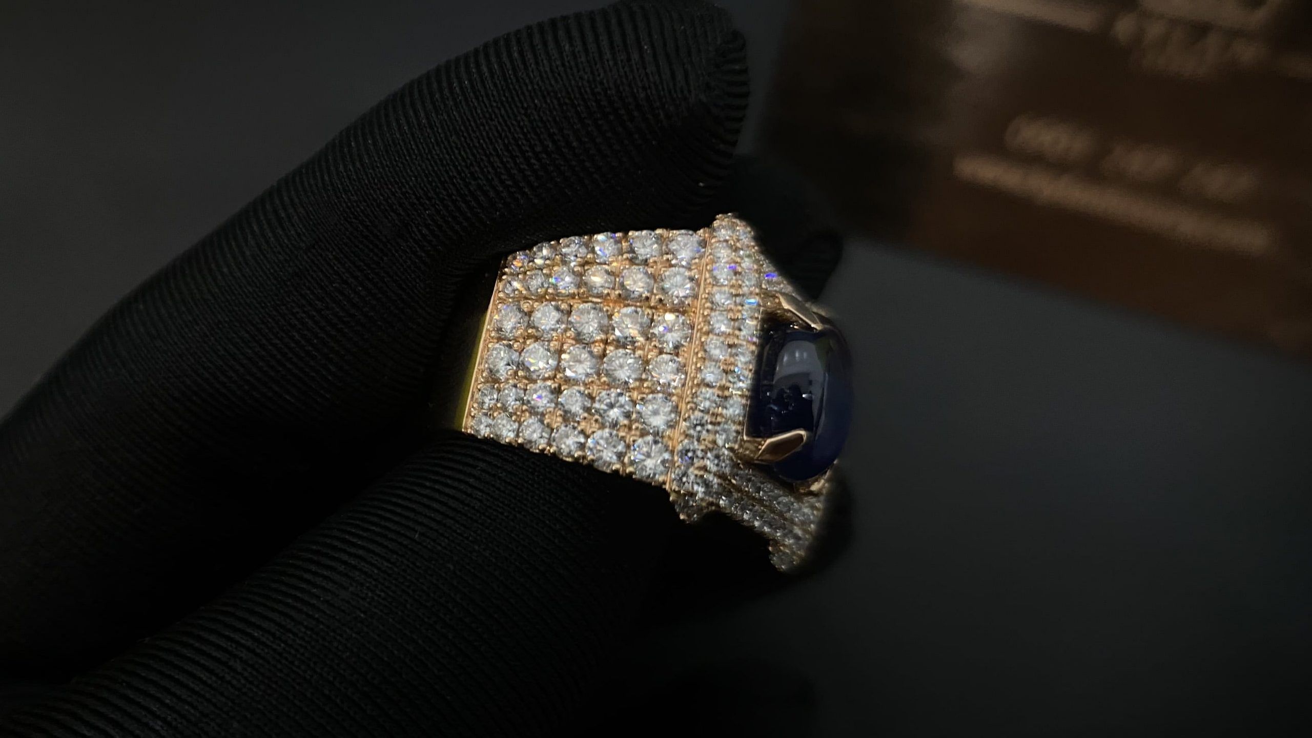 Kỳ Lân Luxury nha n nam va ng ho ng 18k sapphire diamond 2 788d012c 67cc 4de0 9988 feac56a160bc scaled Nhẫn Nam Vàng Hồng 18K Sapphire & Diamond