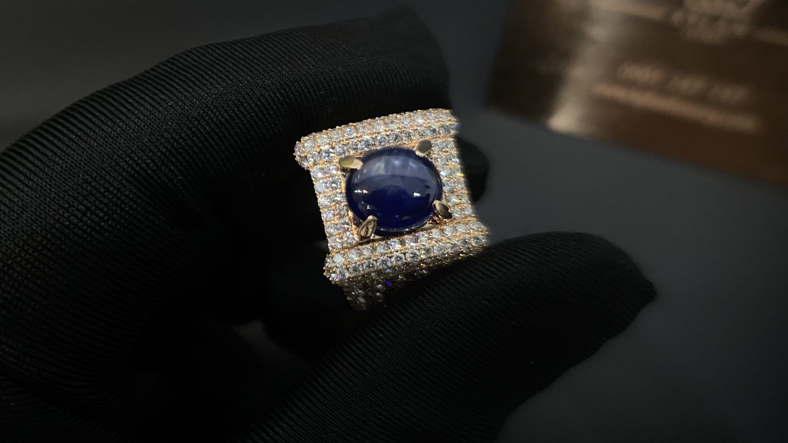 Kỳ Lân Luxury nha n nam va ng ho ng 18k sapphire diamond 5 d842b183 097e 4780 b979 37156e1c5c59 scaled Nhẫn Nam Vàng Hồng 18K Sapphire & Diamond