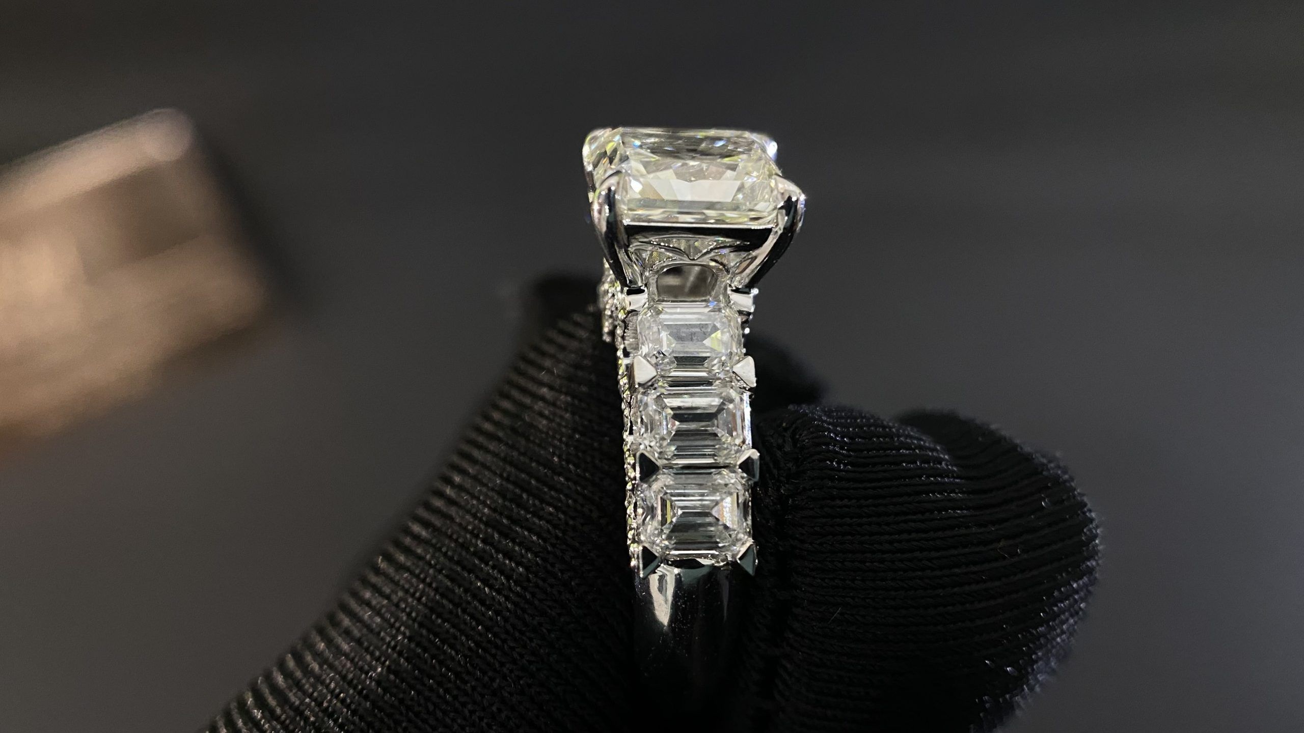Kỳ Lân Luxury nhan lady diamond emerald radiant 7 10 scaled Nhẫn Lady Diamond Emerald Radiant 7.6mm