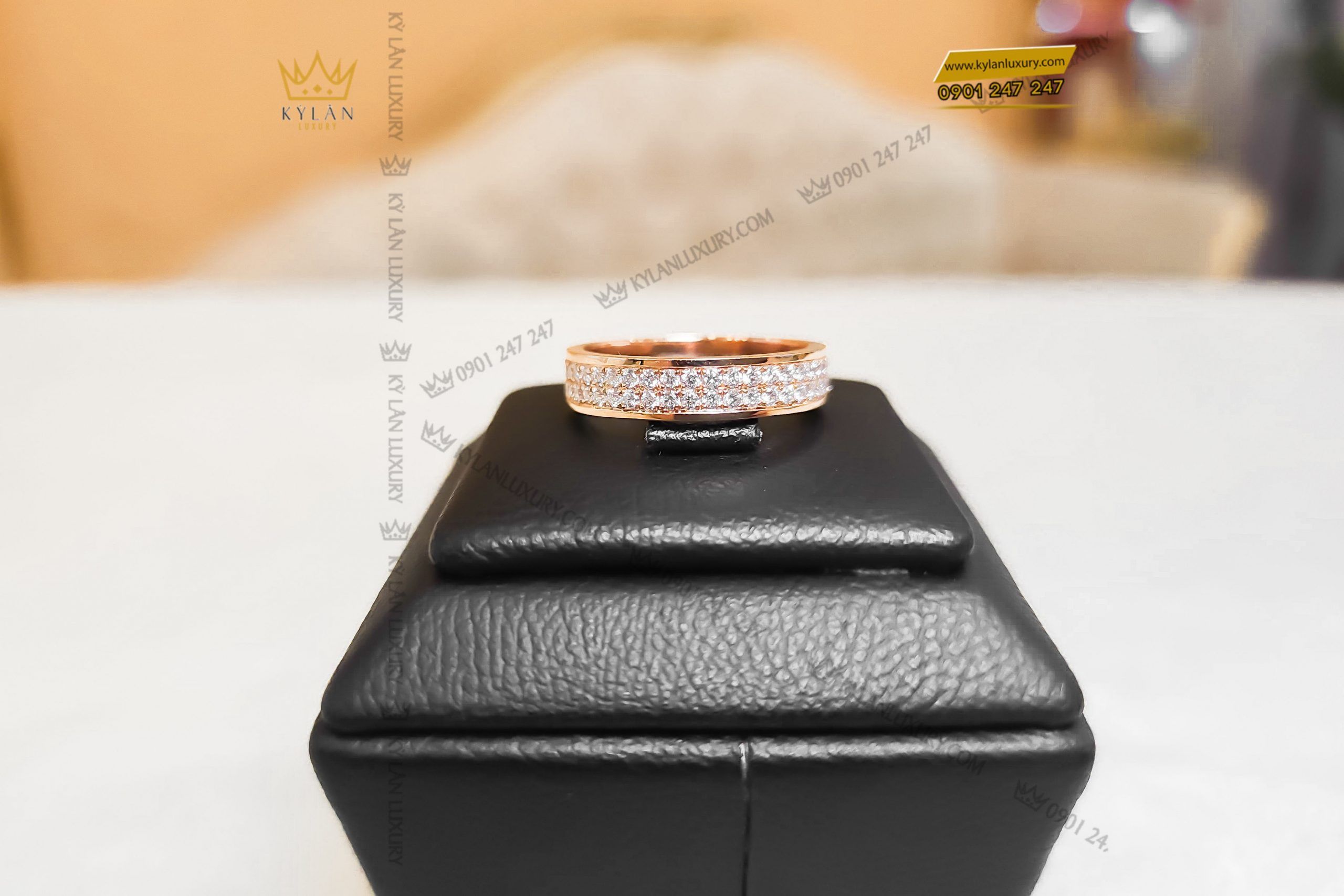 Kỳ Lân Luxury nhan nu vang nguyen khoi 18k au750 dinh kim cuong 4 scaled Nhẫn nữ vàng nguyên khối 18k Au750 đính 2 hàng kim cương