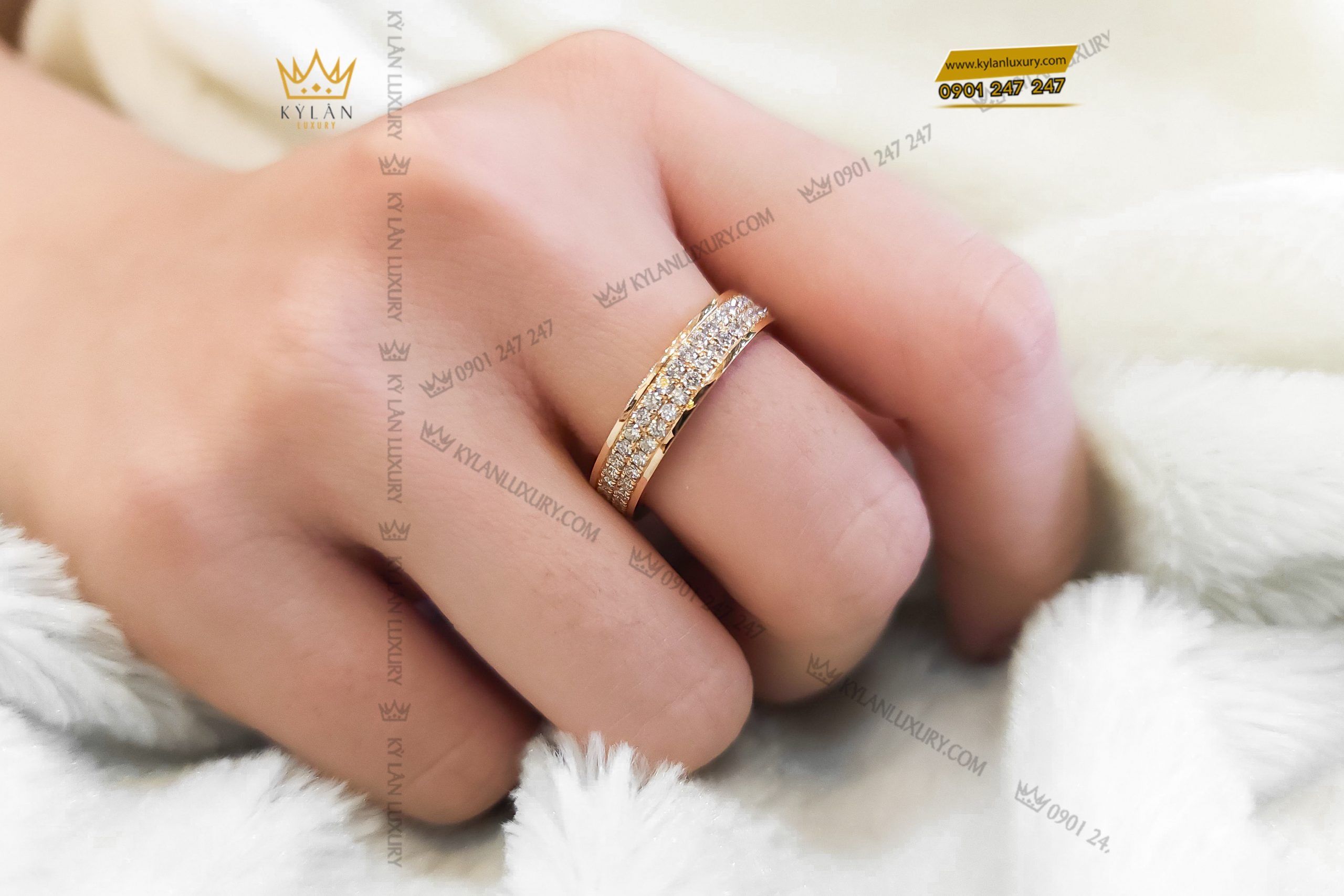 Chiếc nhẫn tỏa sáng trên tay của các quý cô như một biểu tượng của sự thời thượng 