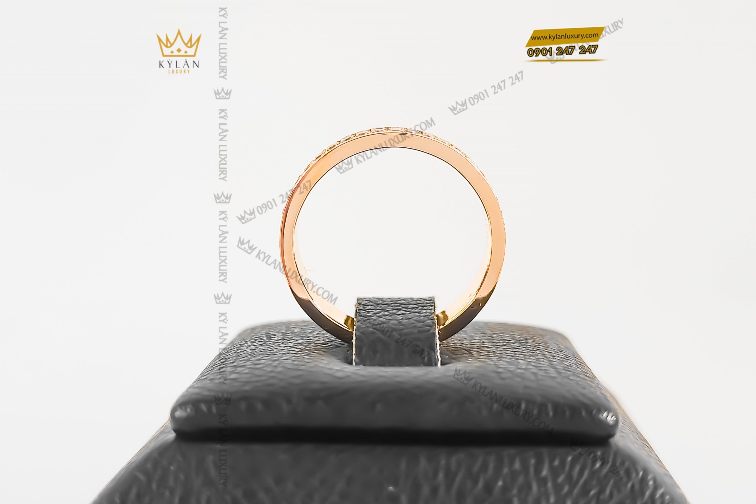 Kỳ Lân Luxury nhan nu vang nguyen khoi 18k au750 dinh kim cuong 7 scaled Nhẫn nữ vàng nguyên khối 18k Au750 đính 2 hàng kim cương