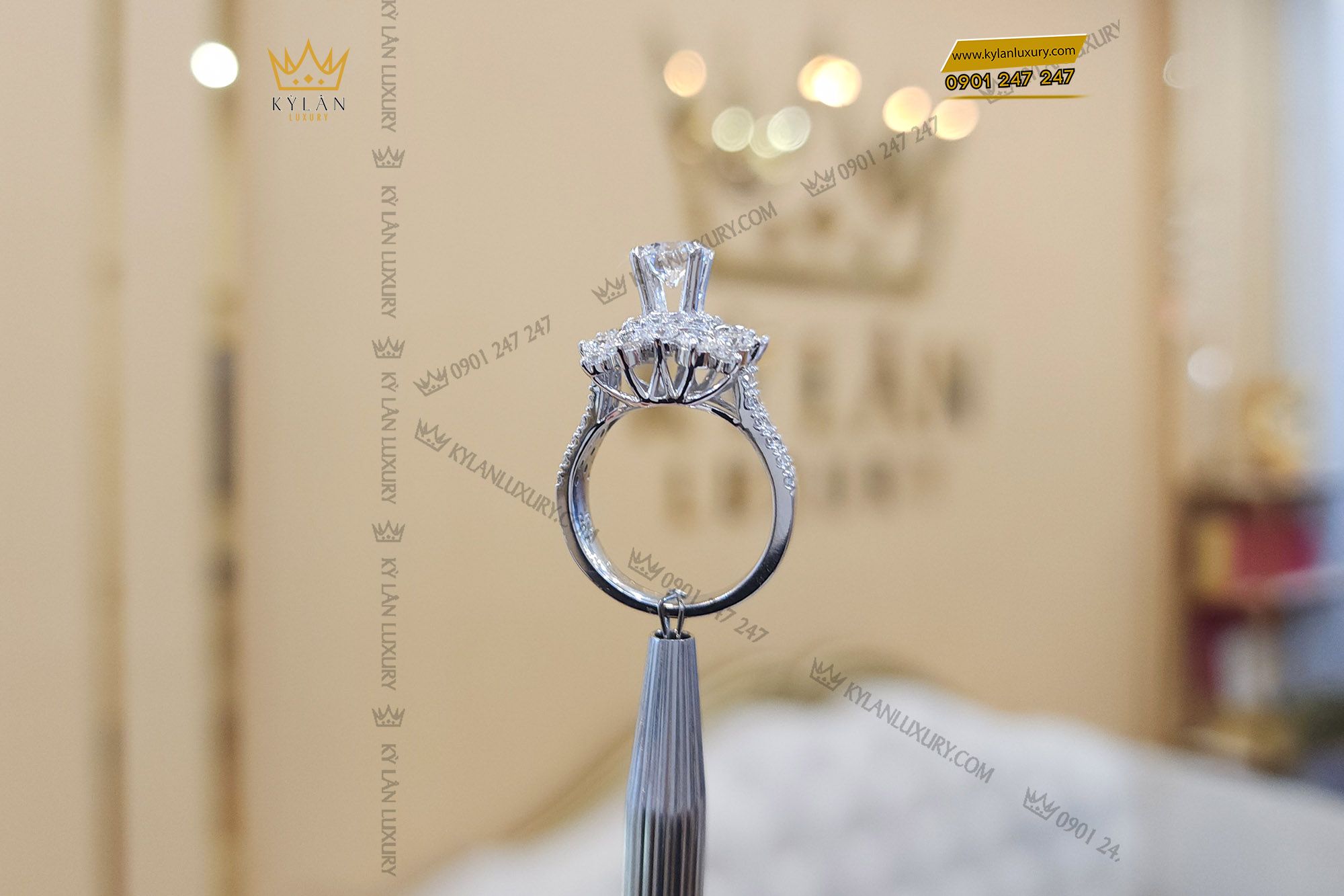 Kỳ Lân Luxury nhan nu vang trang 18k au750 dinh vien chu 6ly3 3 Nhẫn nữ vàng trắng 18k Au750 đính viên chủ 6ly3