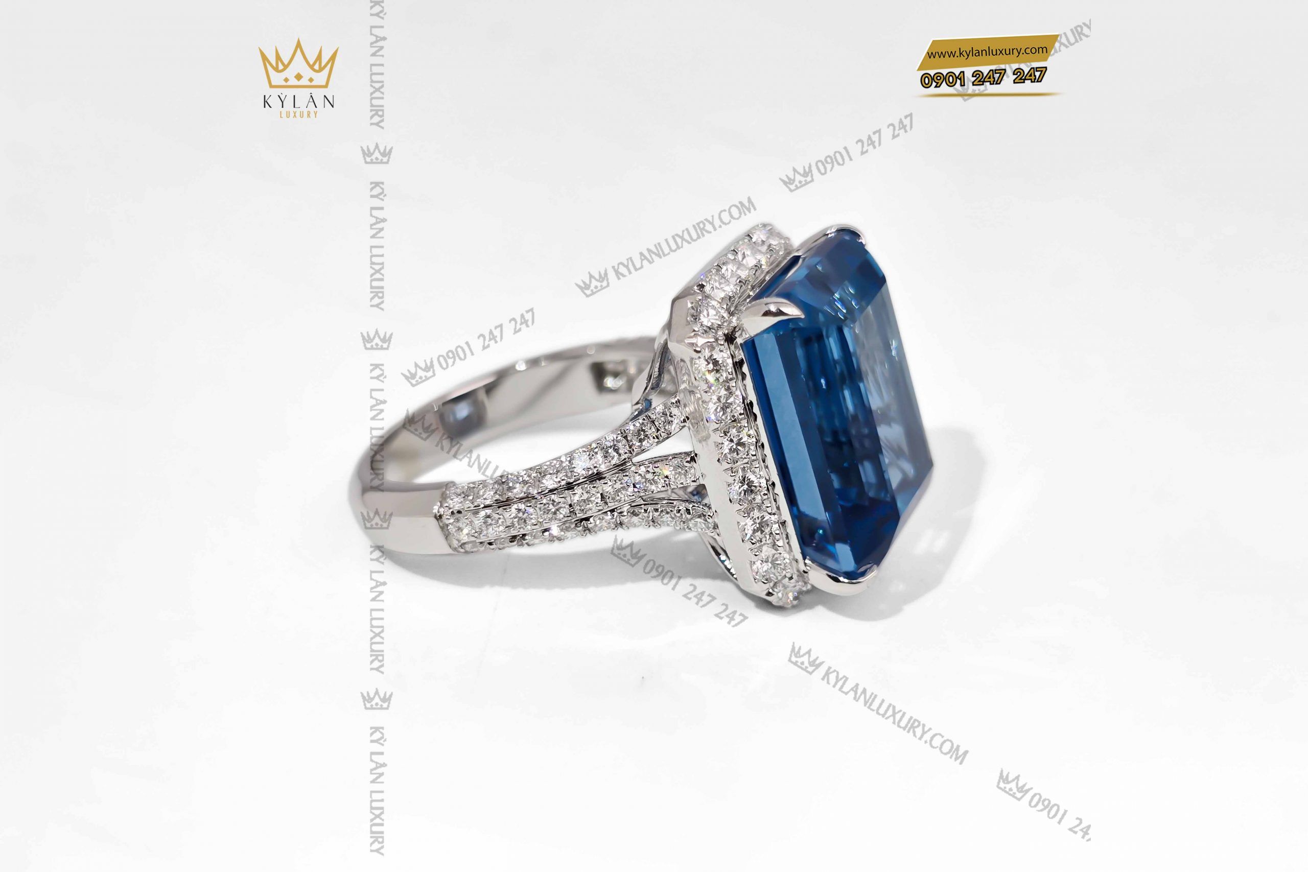 Kỳ Lân Luxury nhan nu vang trang nguyen khoi au750 dinh da quy xanh duong 10 scaled Nhẫn nữ vàng trắng nguyên khối Au750 đính đá quý xanh dương