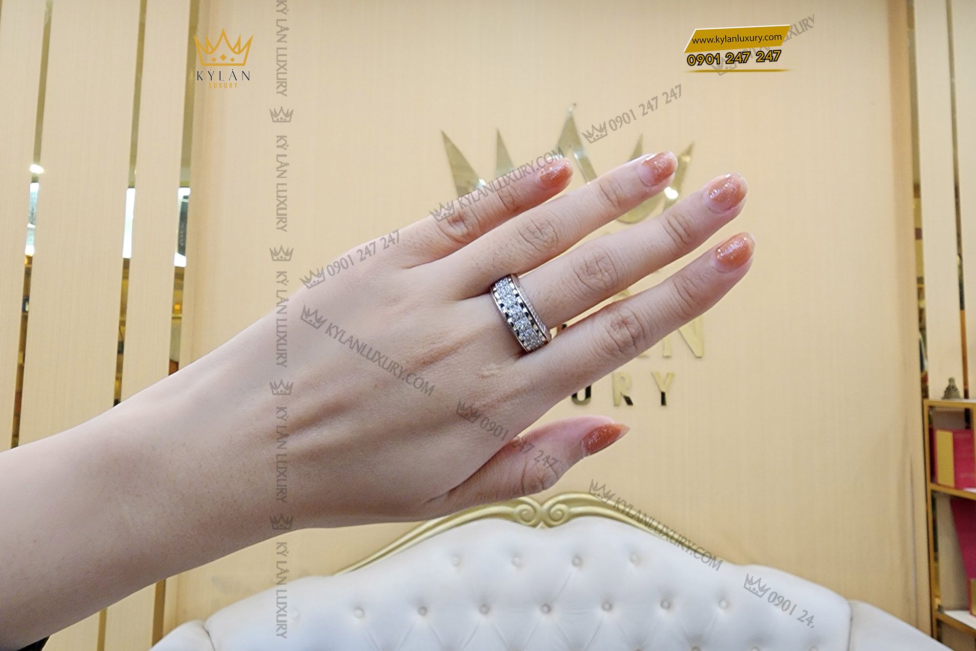 Kỳ Lân Luxury nhan nu xoay rolex vang trang 18k au750 dinh kim cuong 12 Nhẫn nữ Rolex xoay vàng trắng nguyên khối Au750 đính 3 hàng kim cương