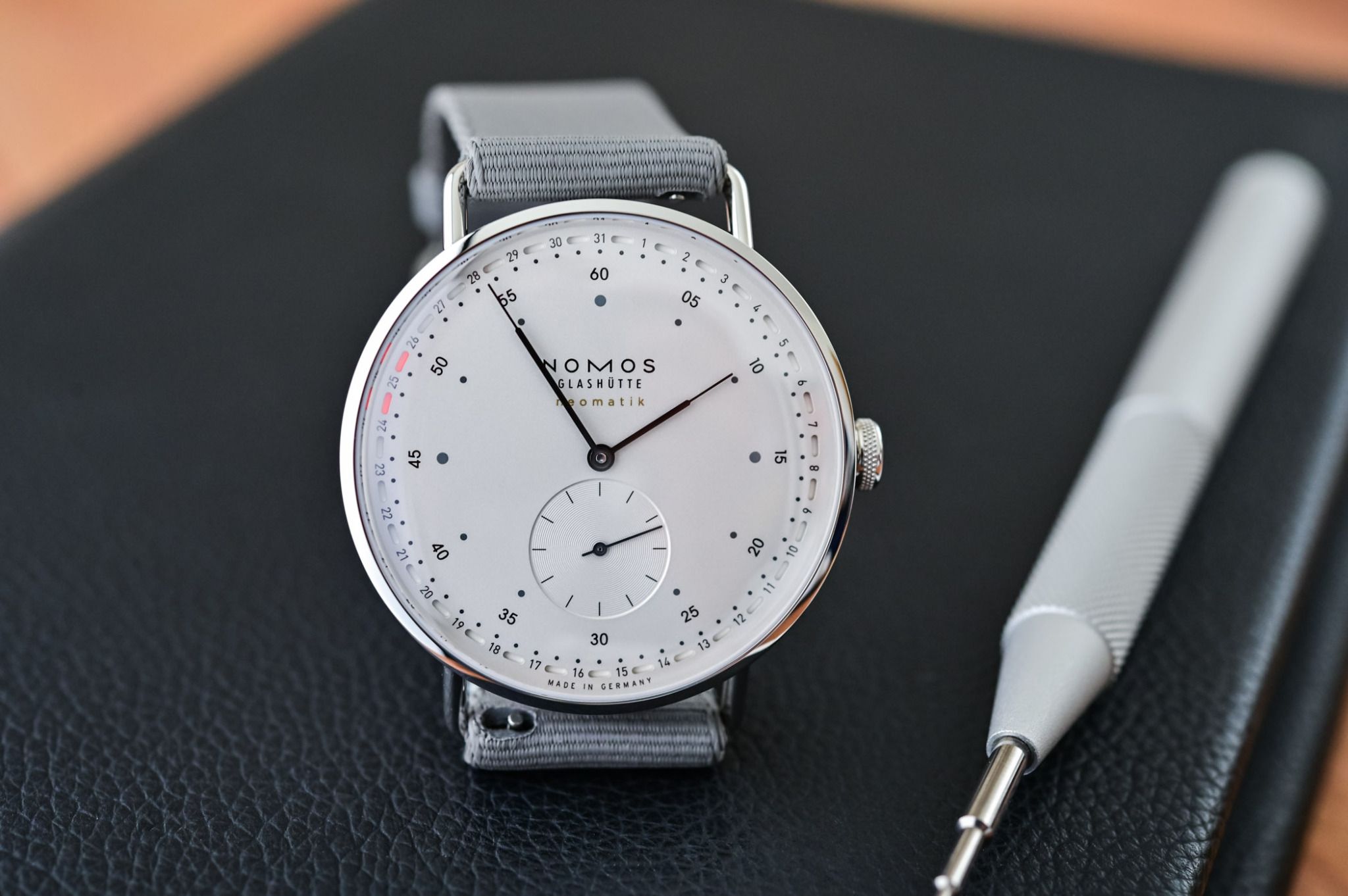 Kỳ Lân Luxury nomos metro neomatik 41 update 2021 review 7 2048x1362 1 Những mẫu đồng hồ có giá trị dưới 10.000 EUR đáng chú ý ở sự kiện Watches & Wonders 2021