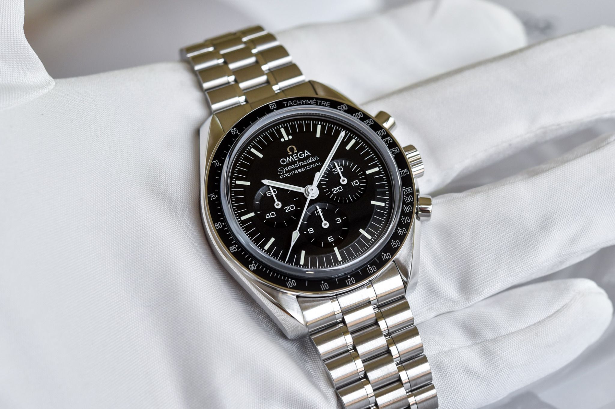 Kỳ Lân Luxury omega speedmaster moonwatch professional master chronometer co axial 2021 review 12 2048x1364 1 Lý giải vì sao 4 trong số các biểu tượng tuyệt vời nhất của ngành đồng hồ lại đột ngột cải tiến?