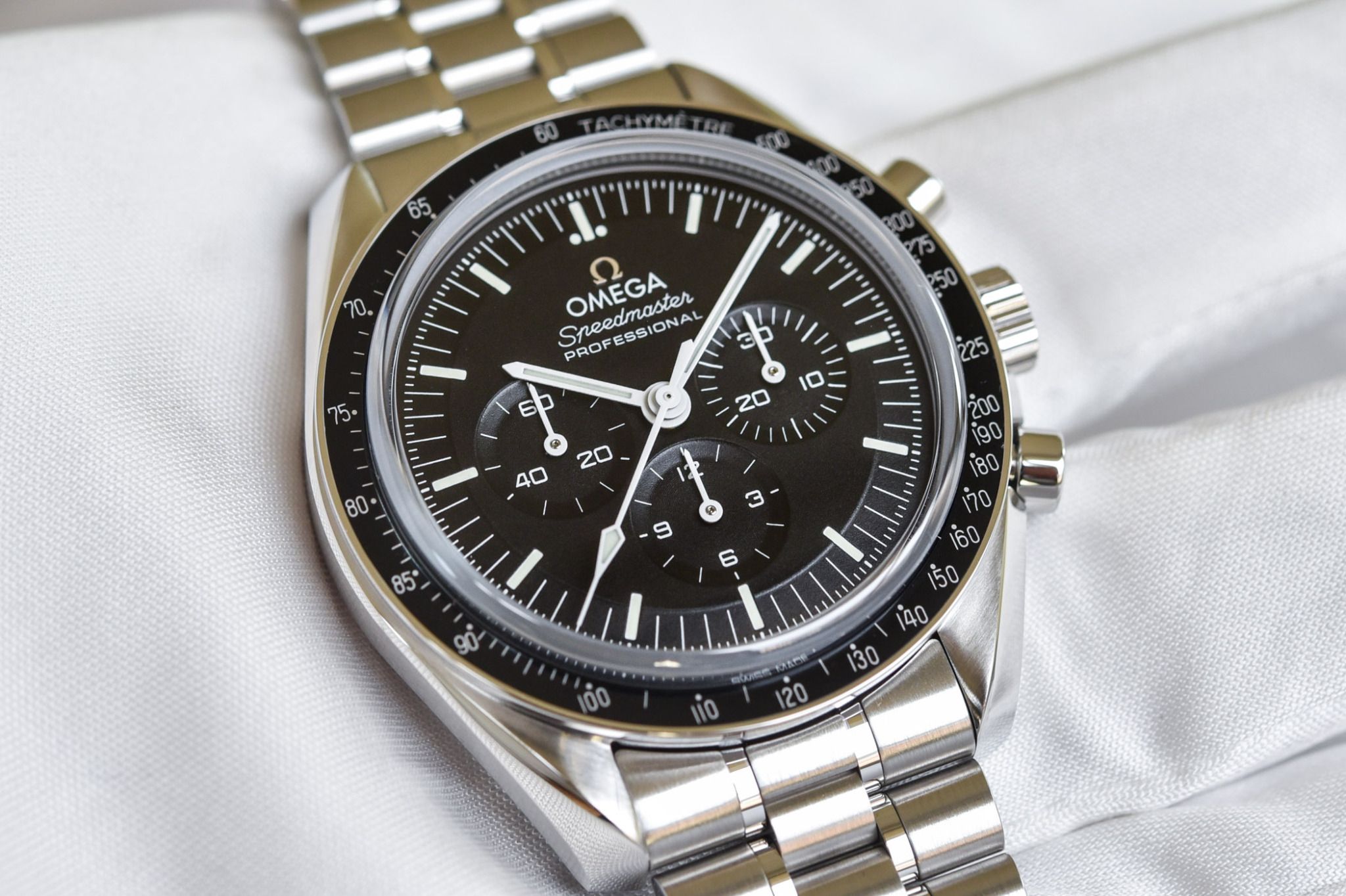 Kỳ Lân Luxury omega speedmaster moonwatch professional master chronometer co axial 2021 review 9 2048x1364 1 TOP 5 dòng đồng hồ Crhonograph đầy thú vị khi được ra mắt gần đây