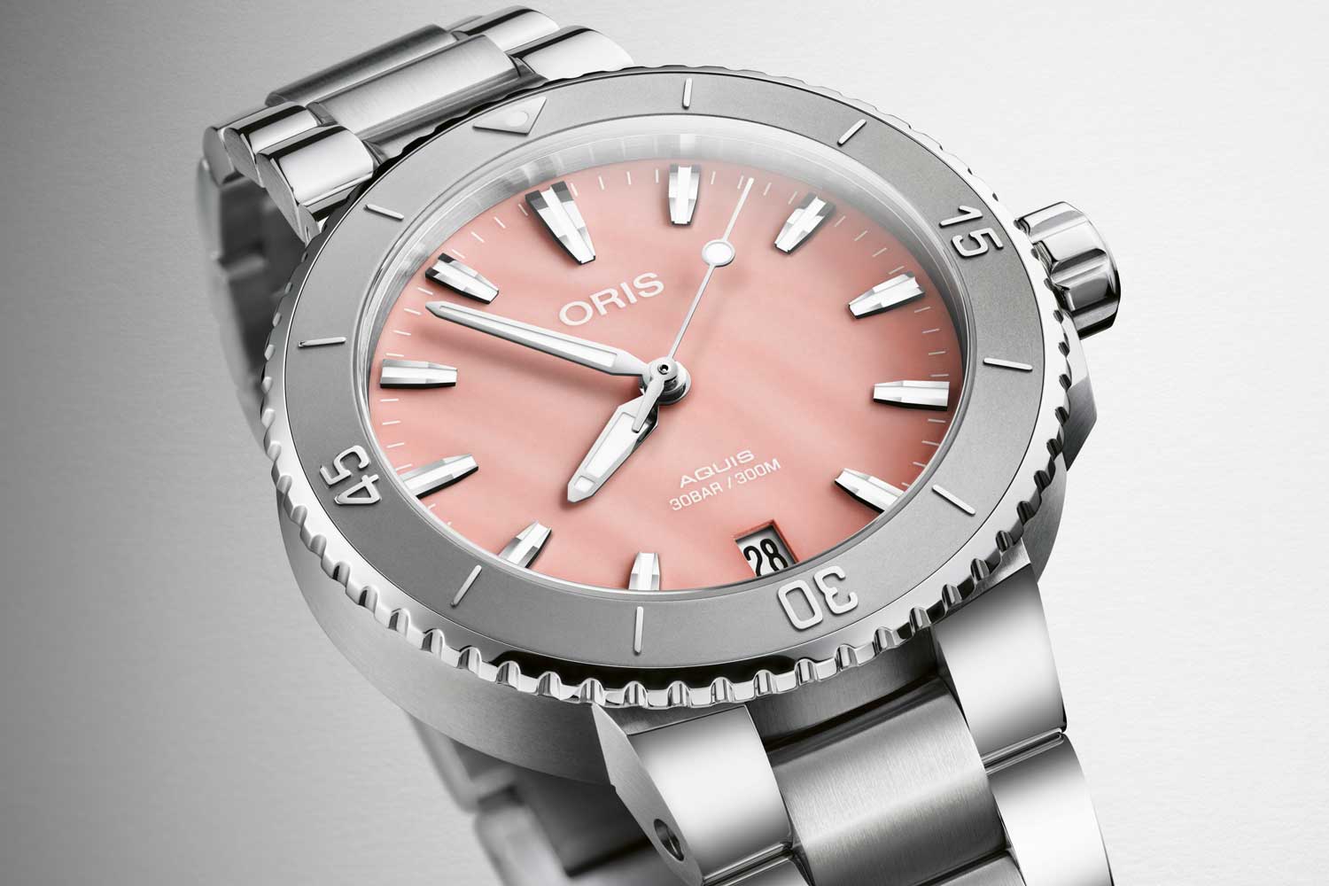 Đồng hồ Oris Aquis Date với mặt số làm bằng xà cừ