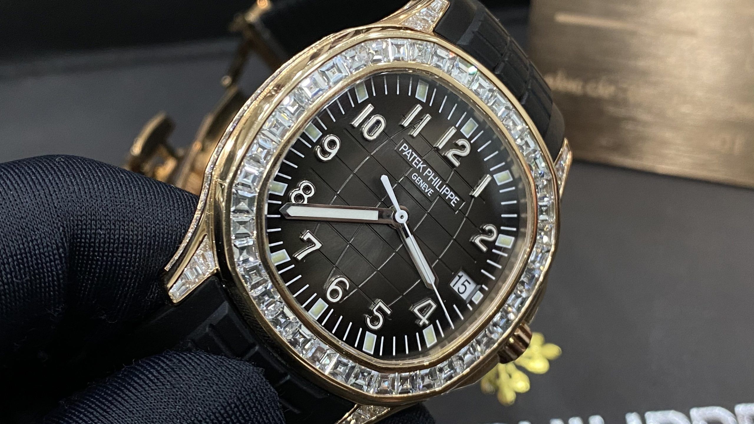 Kỳ Lân Luxury patek philippe aquanaut rose gold baguette diamonds 5167 300r 010 27 1 scaled Tìm hiểu nguyên nhân gây trục trặc thường xuất hiện ở đồng hồ cơ (PHẦN 2)