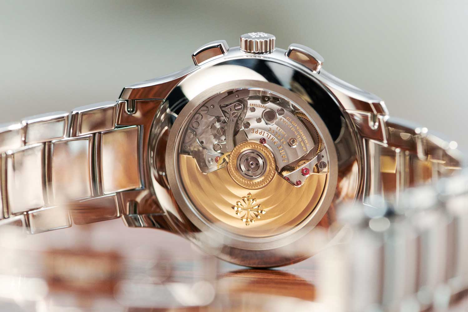 Patek Philippe giới thiệu Đồng hồ bấm giờ Flyback Lịch hàng năm 5905 bằng thép