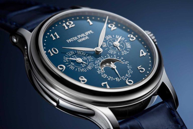 Kỳ Lân Luxury phien ban 5374g voi hai ben suon hoan thien bang sa tanh lom va mat so trang men mau xanh lam tuyet dep Siêu phẩm Patek Philippe Perpetual Minute Repeaters Ref. 5304/301R và 5374G