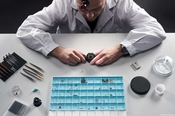 Kỳ Lân Luxury richard mille rm 40 01 assembling watchmaker fabien nissels 740x493 1 Richard Mille và McLaren đánh dấu lần hợp tác thứ 5 trong chiếc đồng hồ mới RM 40 – 01 Automatic Tourbillon McLaren Speedtail (PHẦN 2)