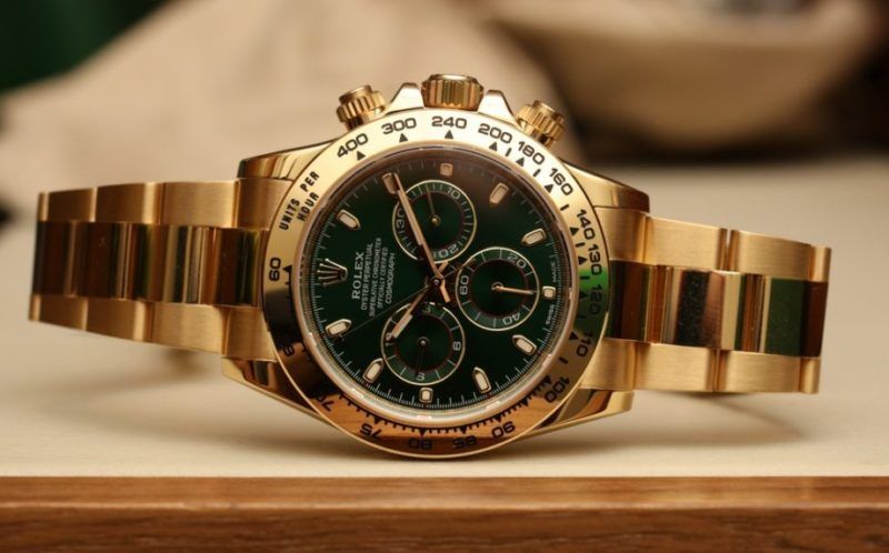 Kỳ Lân Luxury rolex daytona 116508 yellow gold green watch 12 1 e1497674587917 Ảnh hưởng của dịch COVID-19 tới ngành công nghiệp đồng hồ