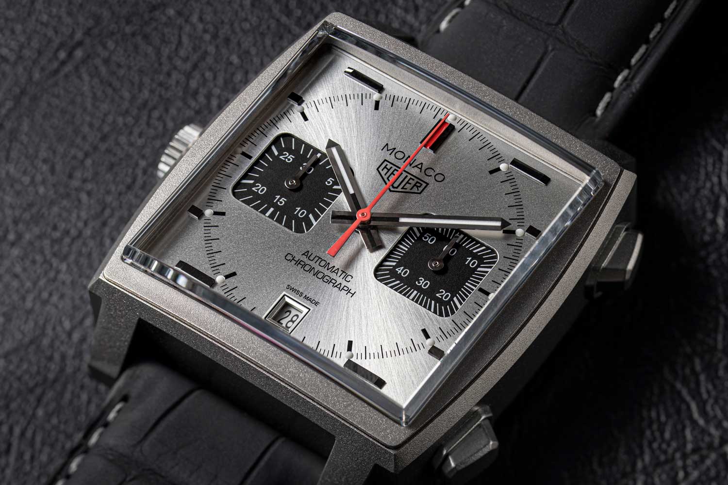  TAG Heuer Monaco Titan Special Edition chiếc đồng hồ cổ điển thế kỷ 21