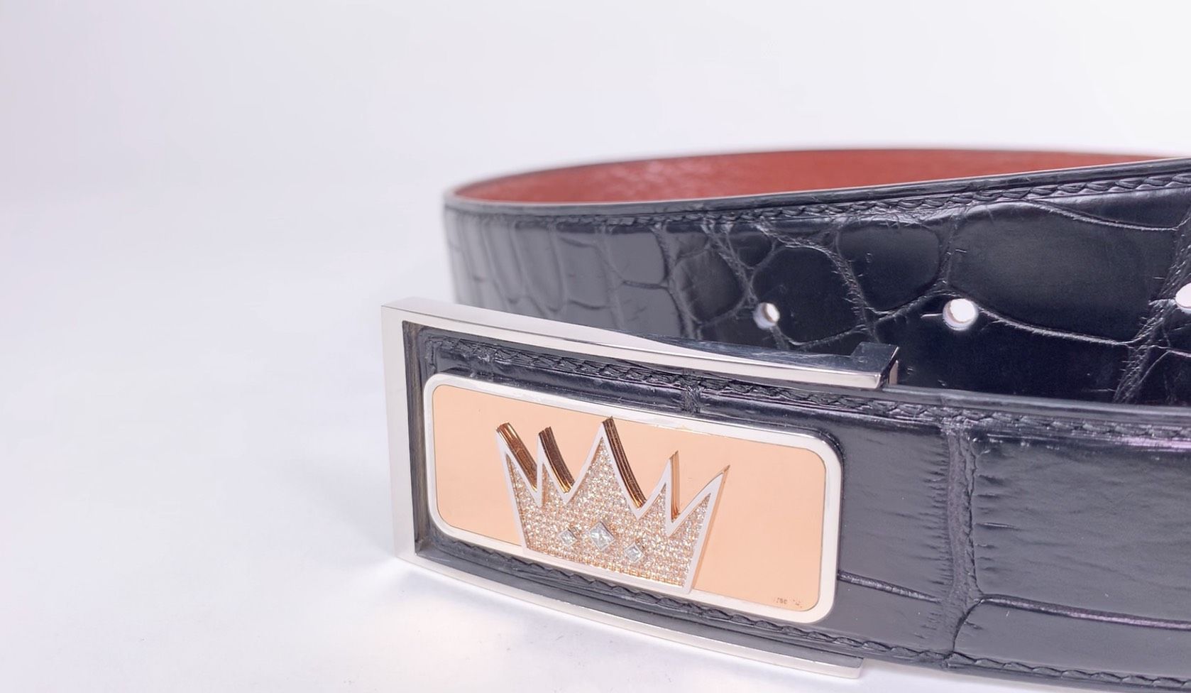Kỳ Lân Luxury that lung da ca alligator va mat vang khoi dinh kim 3 Thắt lưng da cá alligator và mặt vàng khối đính kim