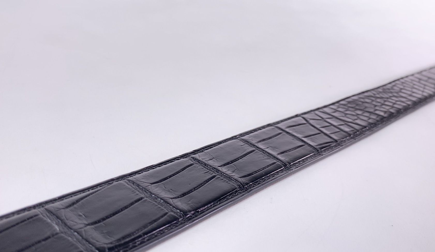 Kỳ Lân Luxury that lung da ca alligator va mat vang khoi dinh kim 6 Thắt lưng da cá alligator và mặt vàng khối đính kim