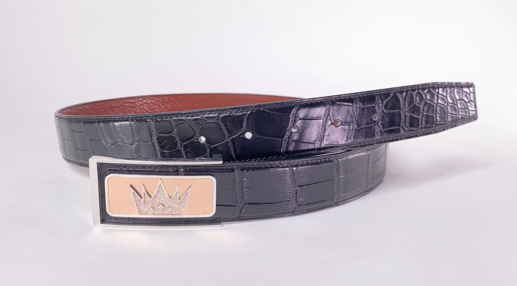 Kỳ Lân Luxury that lung da ca alligator va mat vang khoi dinh kim 8 Thắt lưng da cá alligator và mặt vàng khối đính kim