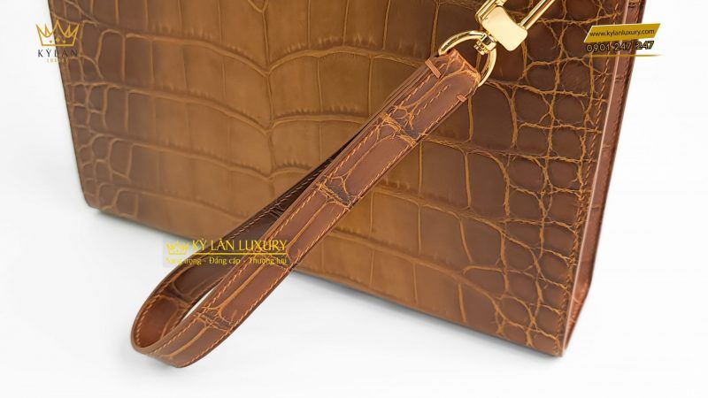 Kỳ Lân Luxury tu i cluch da ca alligator 12 1 scaled 1 Túi clutch da cá alligator brown