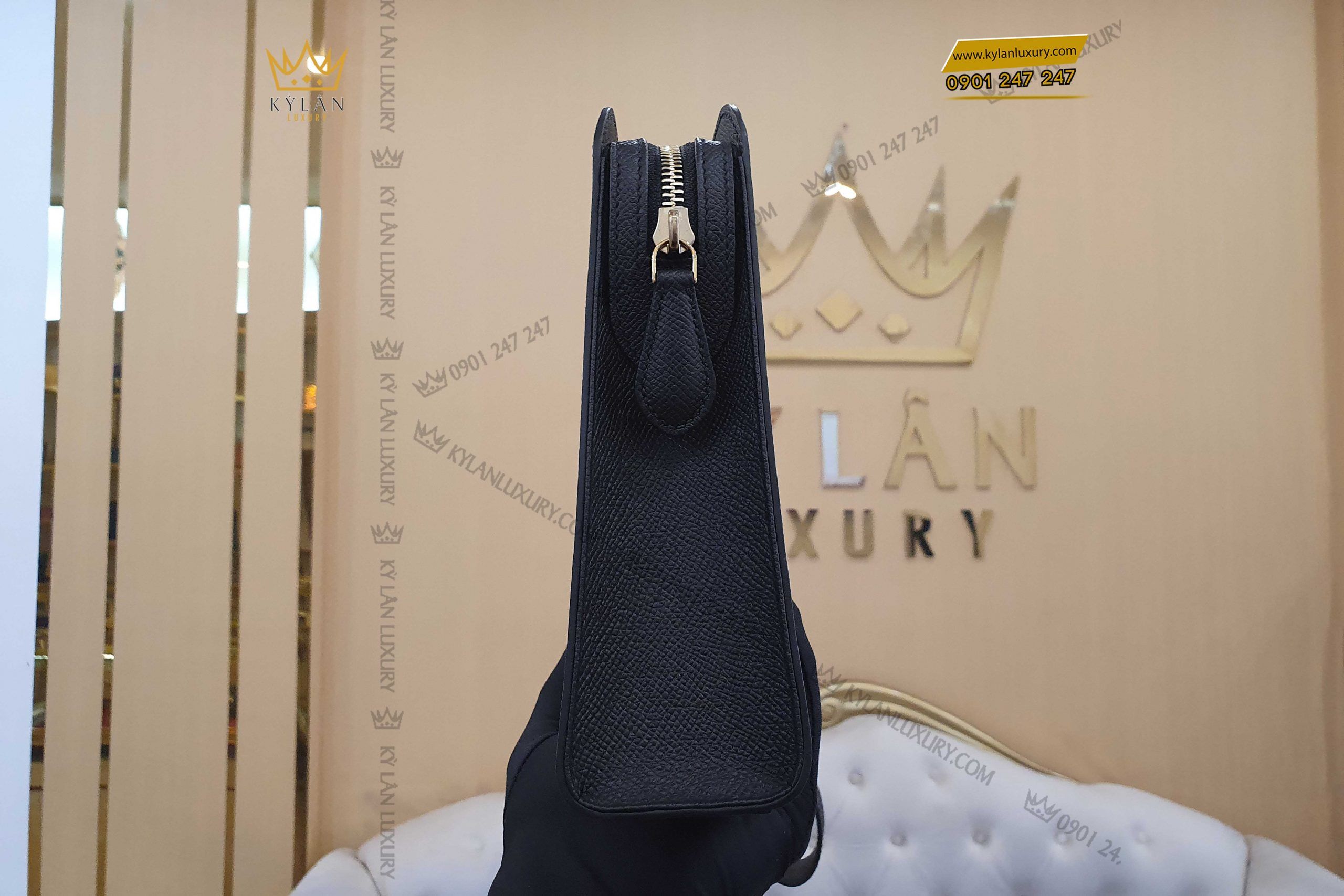 Kỳ Lân Luxury tui clutch da epsom logo lv 12 scaled Túi Clutch da epsom logo LV