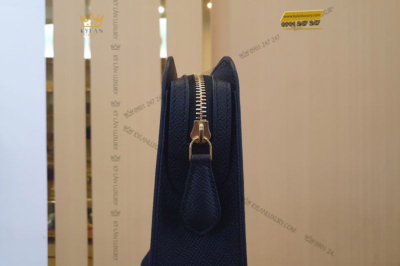 Túi Clutch da epsom logo LV