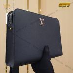 Túi Clutch da epsom logo LV