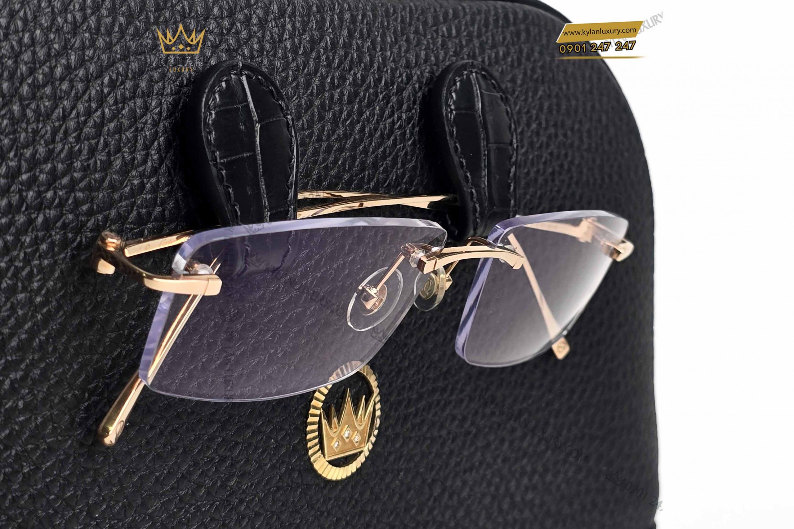 Kỳ Lân Luxury tui clutch kylan da togo mix da alligator black ban gan mat kinh 2 scaled Túi Clutch KyLan da Togo mix da Alligator Black (bản gắn mắt kính)