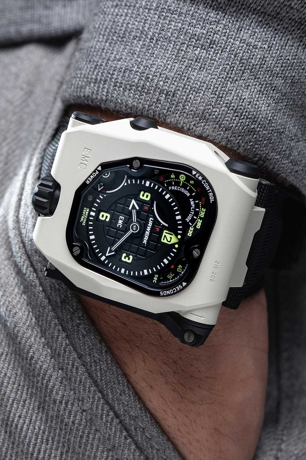URWERK EMC TimeHunter “StormTrooper” đồng hồ bằng gốm trắng