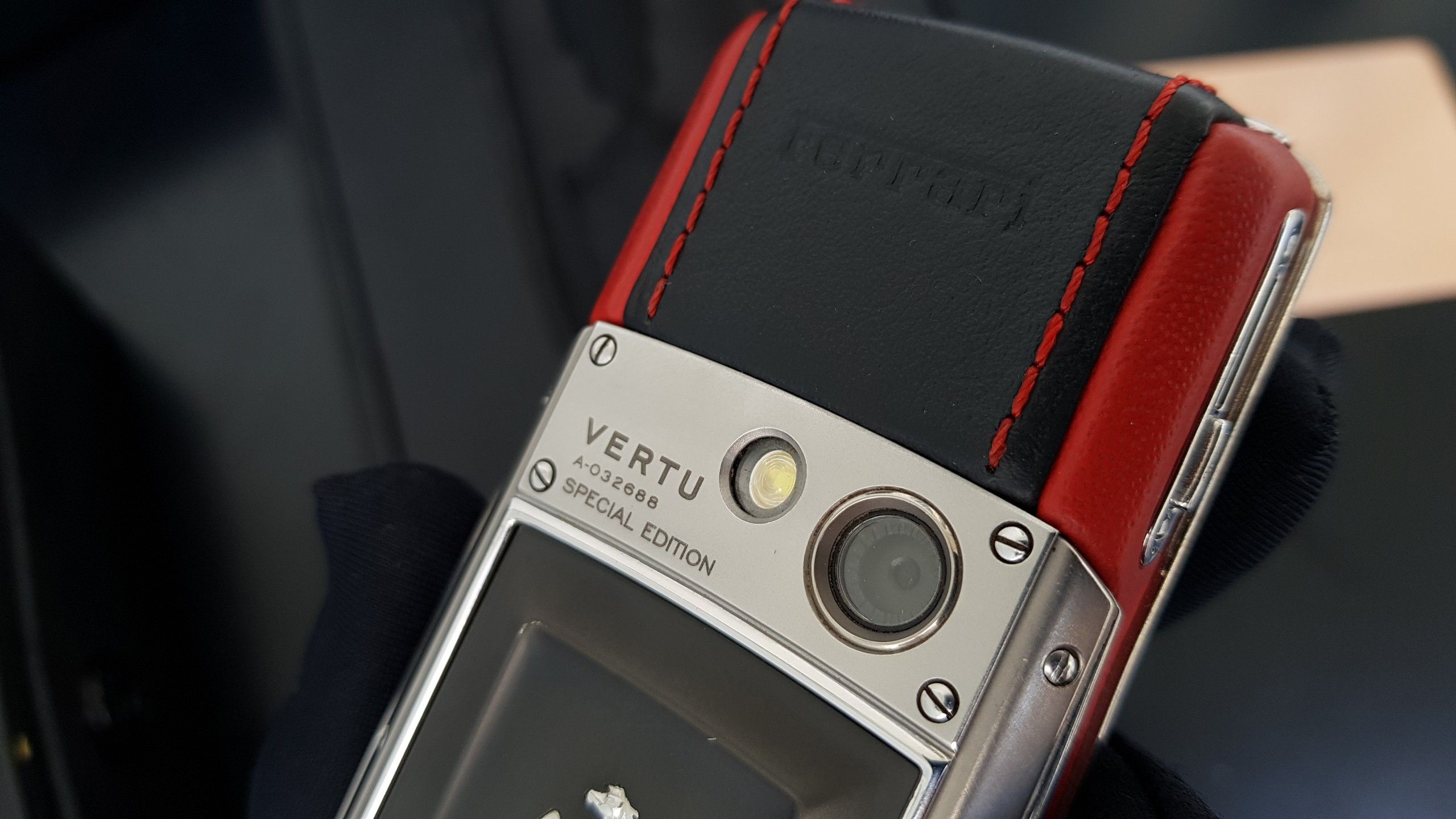 Kỳ Lân Luxury vertu ascent ti ferrari limited red 3 Vertu Ascent Ti Ferrari Limited Red