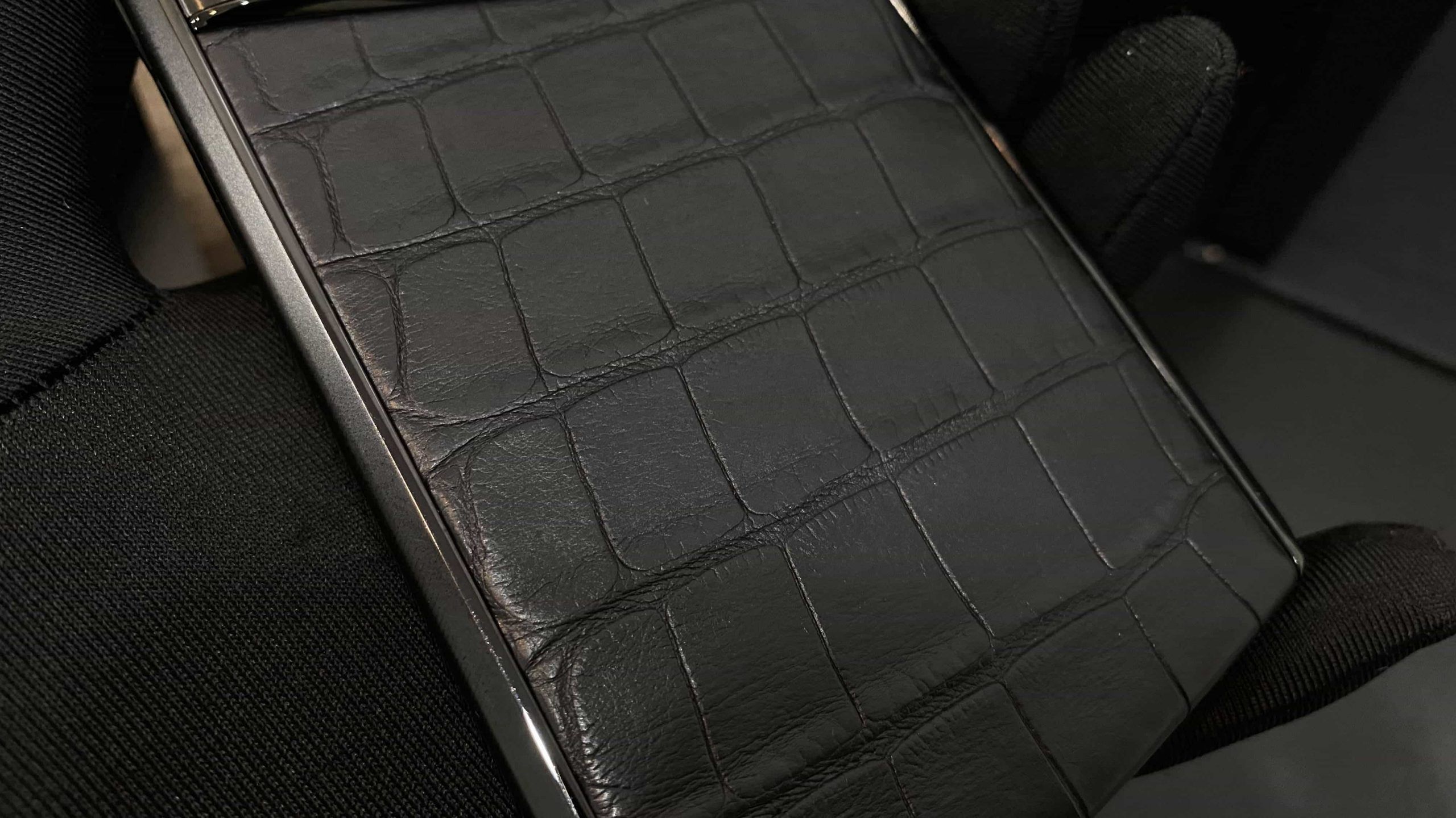 Kỳ Lân Luxury vertu aster p aligator black 22 scaled Vertu Aster P Aligator Black