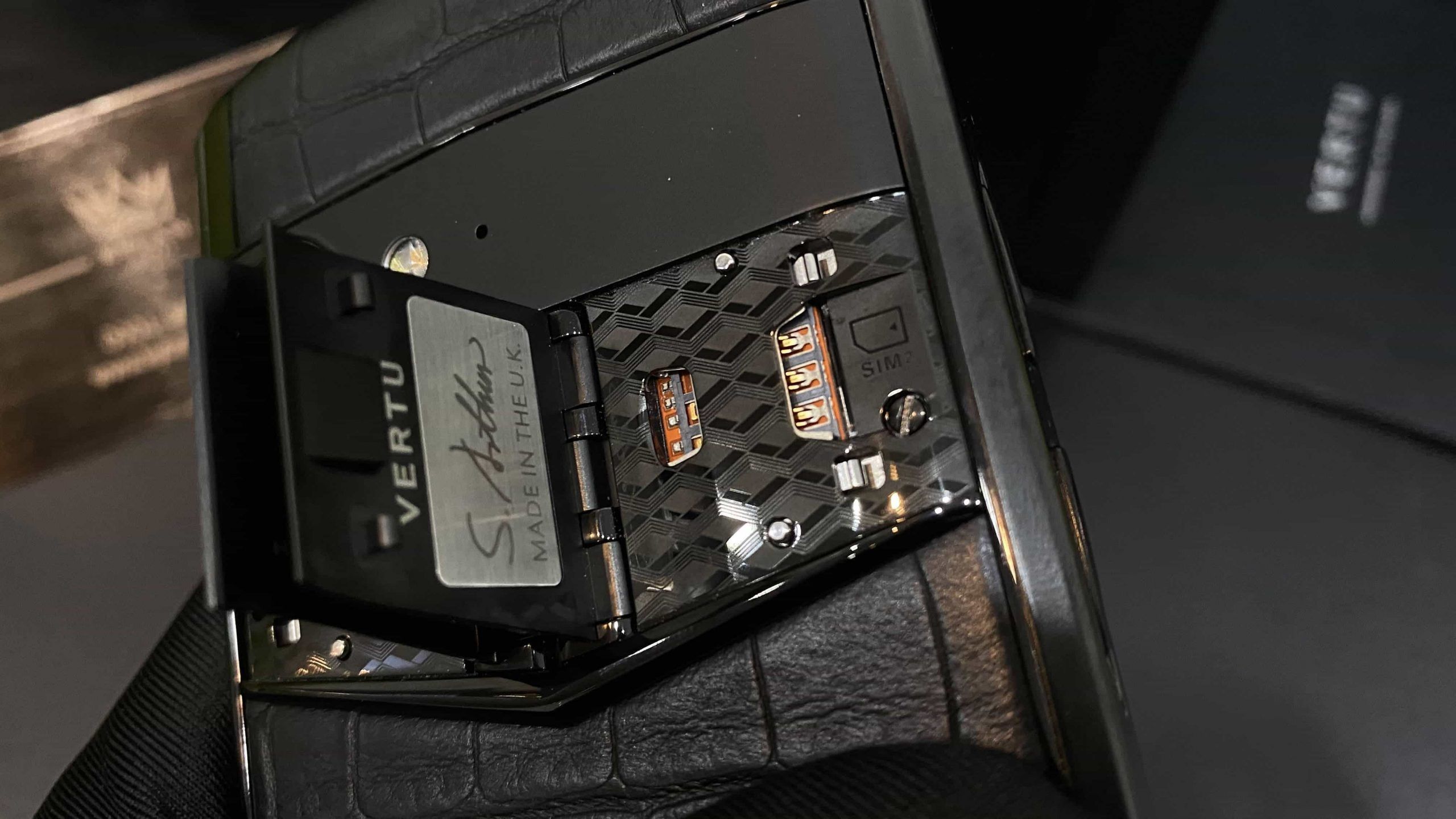 Kỳ Lân Luxury vertu aster p aligator black 27 scaled Vertu Aster P Aligator Black