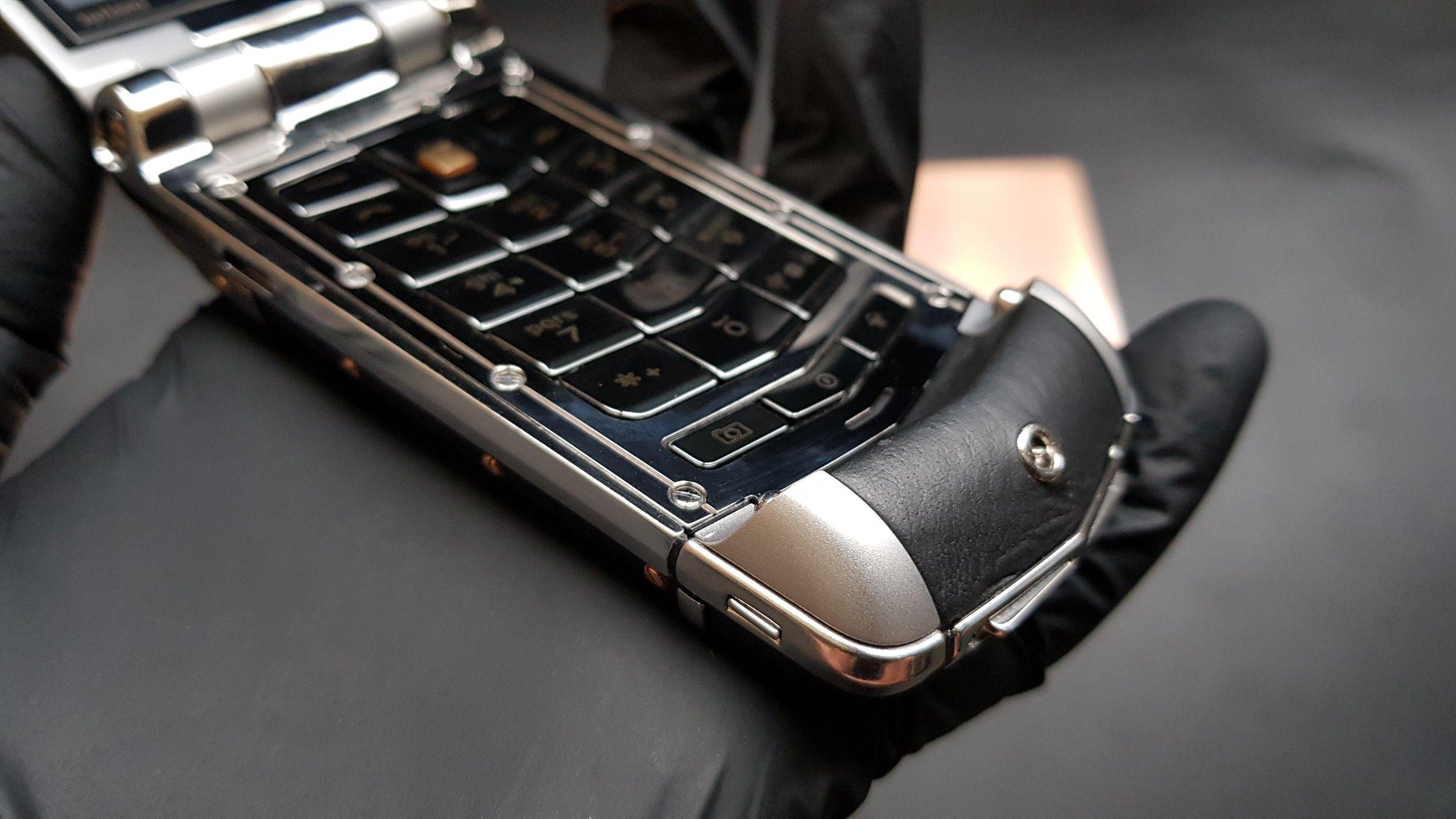 Kỳ Lân Luxury vertu ayxta black diem vang 40 Vertu Ayxta Black điểm vàng