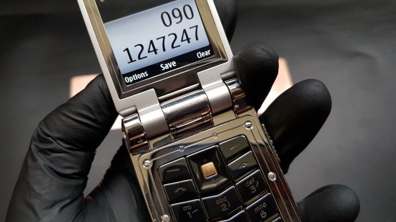 Vertu Ayxta Black điểm vàng