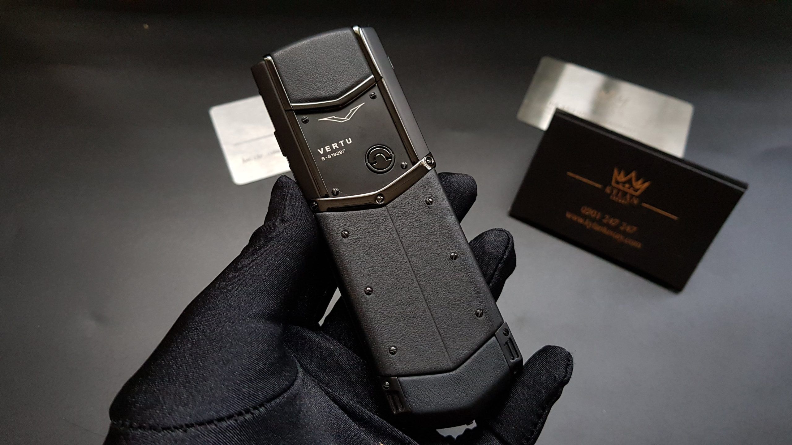 Kỳ Lân Luxury vertu signature s black dinh da cao cap 42 scaled Vertu hướng tới giới thượng lưu của Trung Quốc với dòng điện thoại sang trọng chạy Android