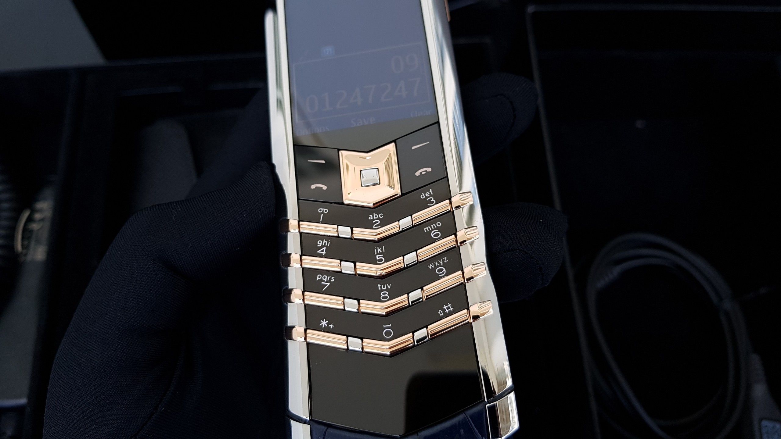 Kỳ Lân Luxury vertu signature s blu aligator mix gold 22 2 Vì sao điện thoại Vertu Signature S Blu Aligator Mix Gold lại được săn lùng mạnh mẽ trên thị trường?