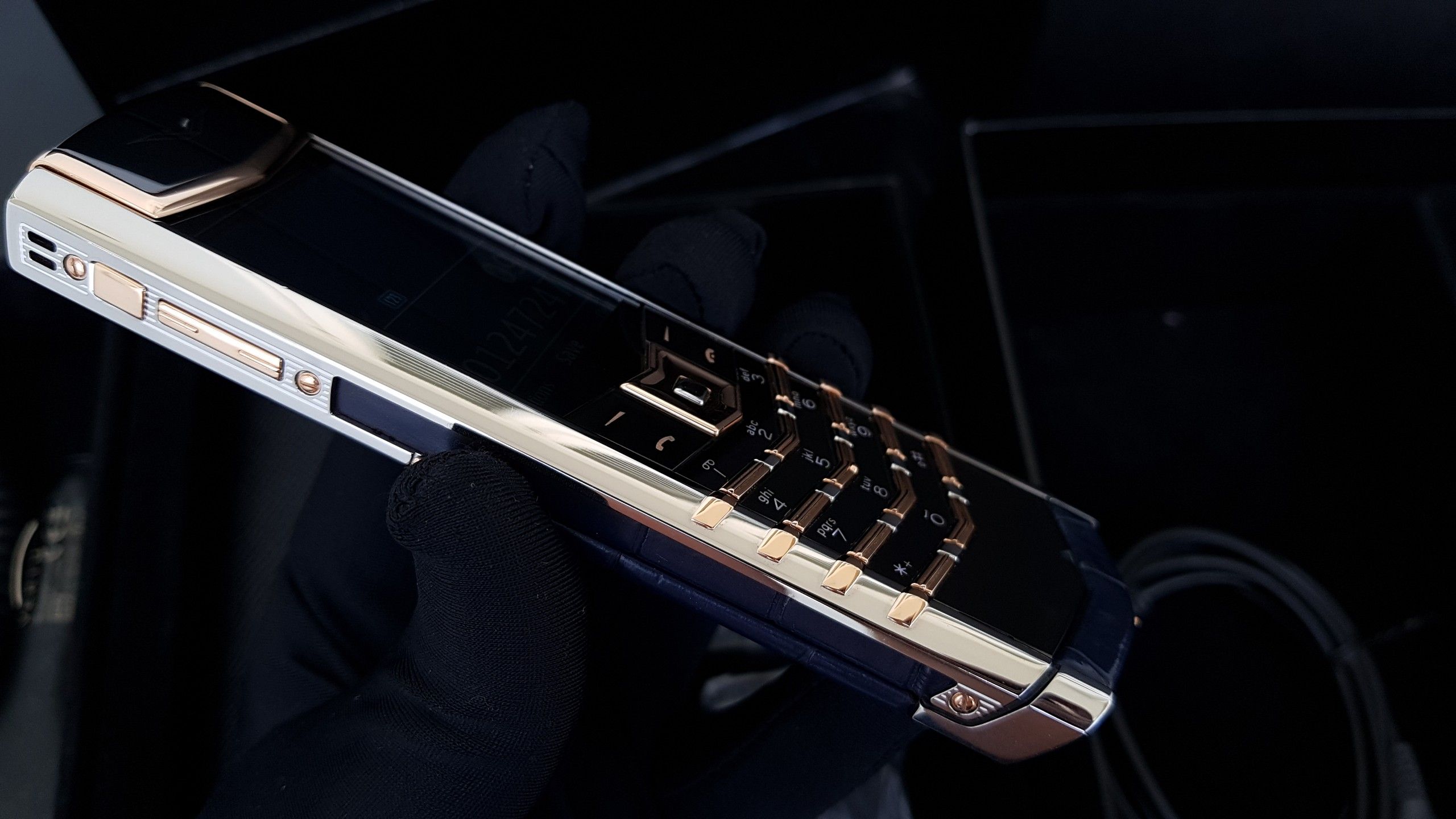 Kỳ Lân Luxury vertu signature s blu aligator mix gold 35 2 Vì sao điện thoại Vertu Signature S Blu Aligator Mix Gold lại được săn lùng mạnh mẽ trên thị trường?