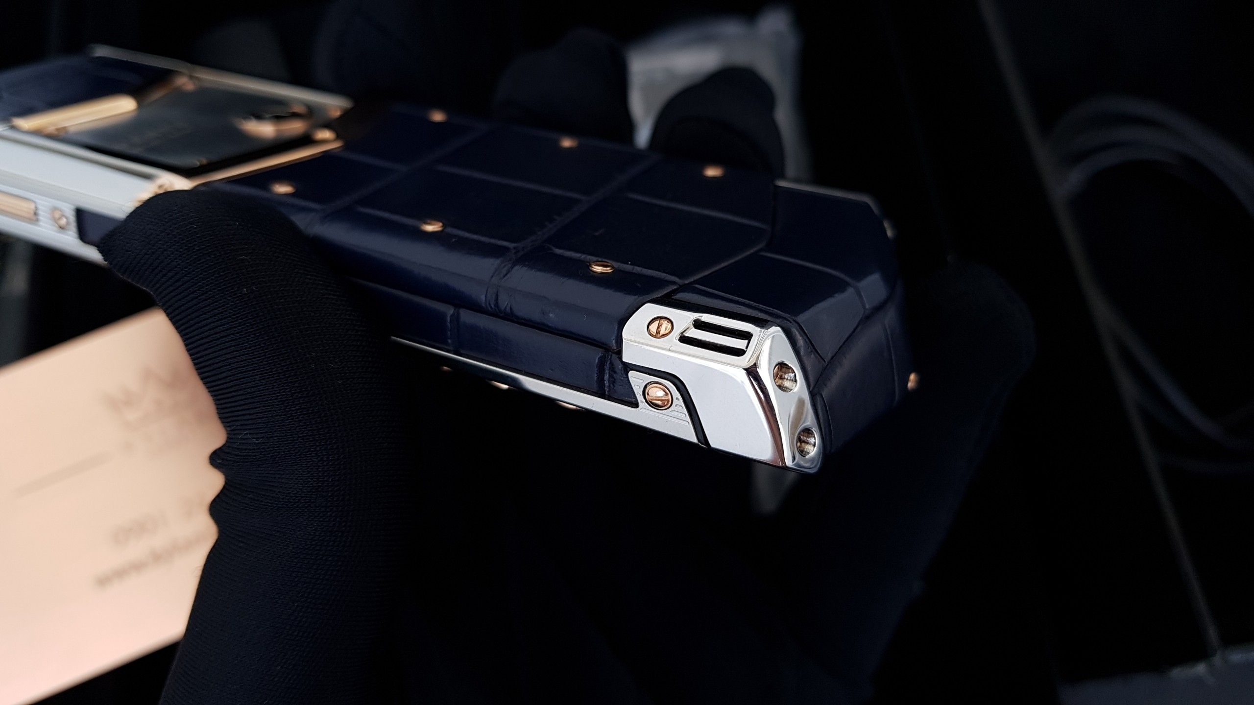 Kỳ Lân Luxury vertu signature s blu aligator mix gold 38 2 Vì sao điện thoại Vertu Signature S Blu Aligator Mix Gold lại được săn lùng mạnh mẽ trên thị trường?