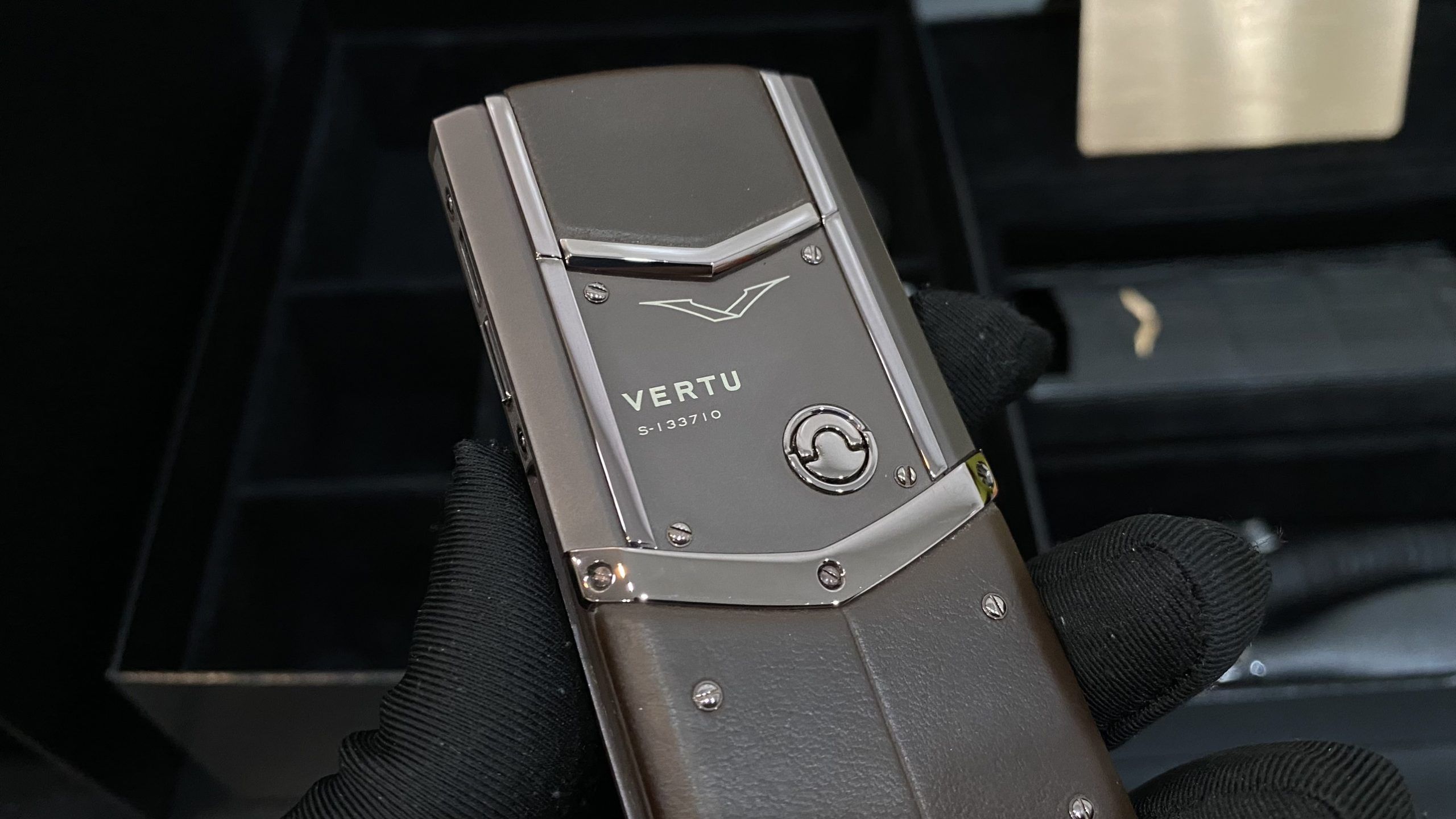 Kỳ Lân Luxury vertu signature s brown full box 25 1 scaled Vertu Signature S Brown Full Box