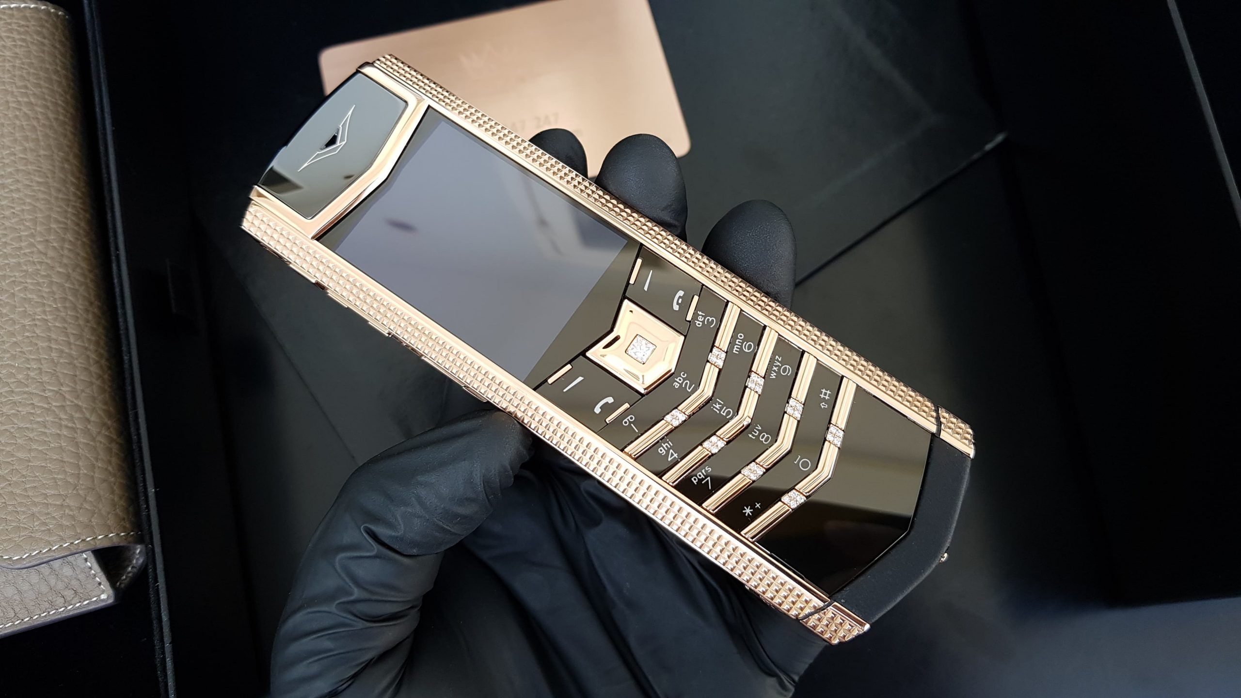 Kỳ Lân Luxury vertu signature s cloud de paris gold mix diamond 2 scaled Vertu Signature S Clous De Paris Gold Mix Diamond