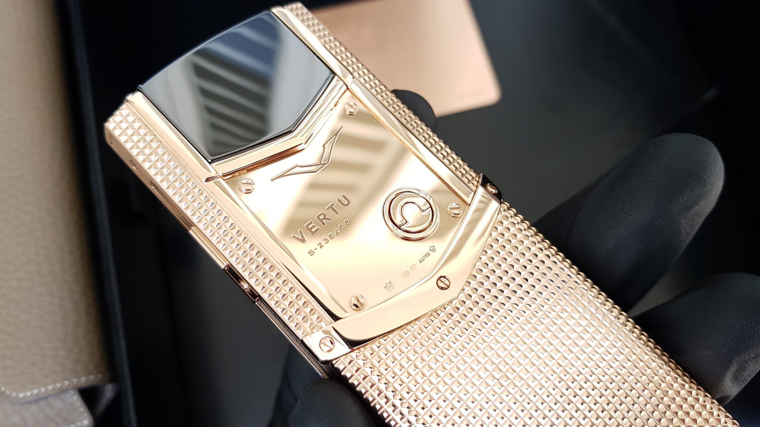 Kỳ Lân Luxury vertu signature s cloud de paris gold mix diamond 25 scaled Vertu Signature S Clous De Paris Gold Mix Diamond
