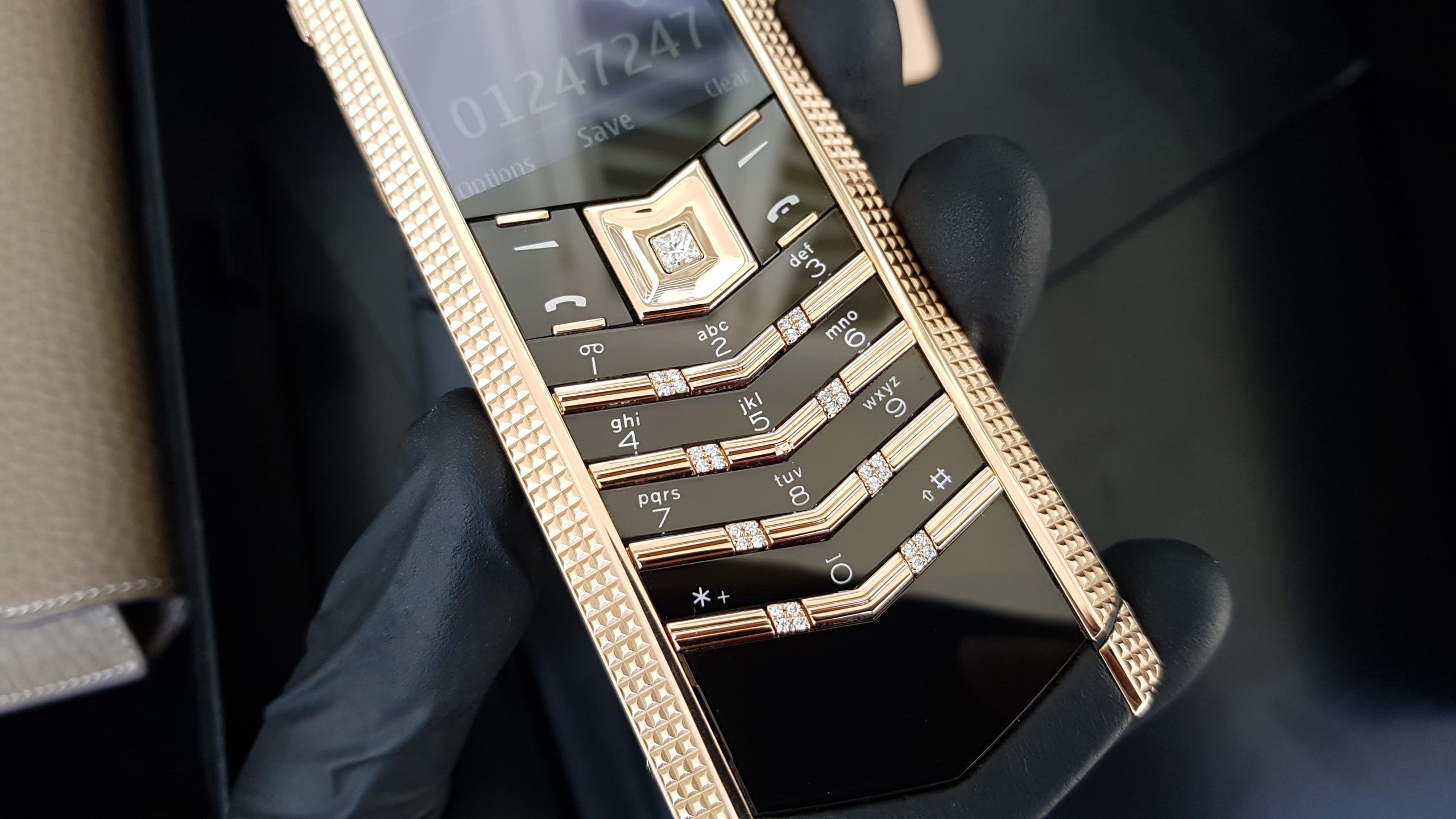 Kỳ Lân Luxury vertu signature s cloud de paris gold mix diamond 3 scaled Vertu Signature S Clous De Paris Gold Mix Diamond