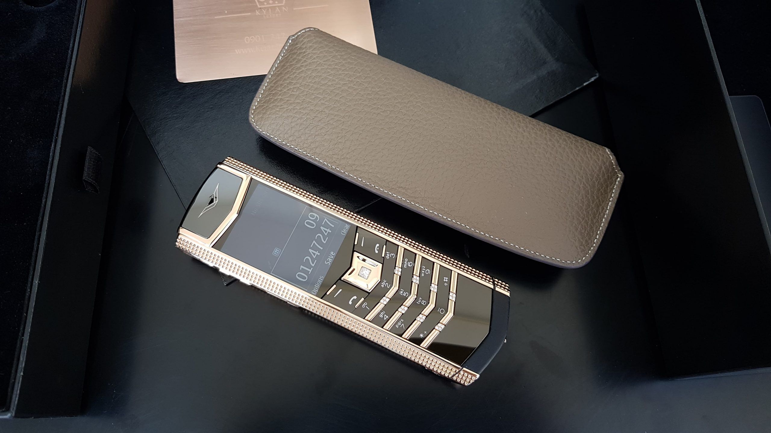 Kỳ Lân Luxury vertu signature s cloud de paris gold mix diamond 33 scaled Vertu Signature S Clous De Paris Gold Mix Diamond