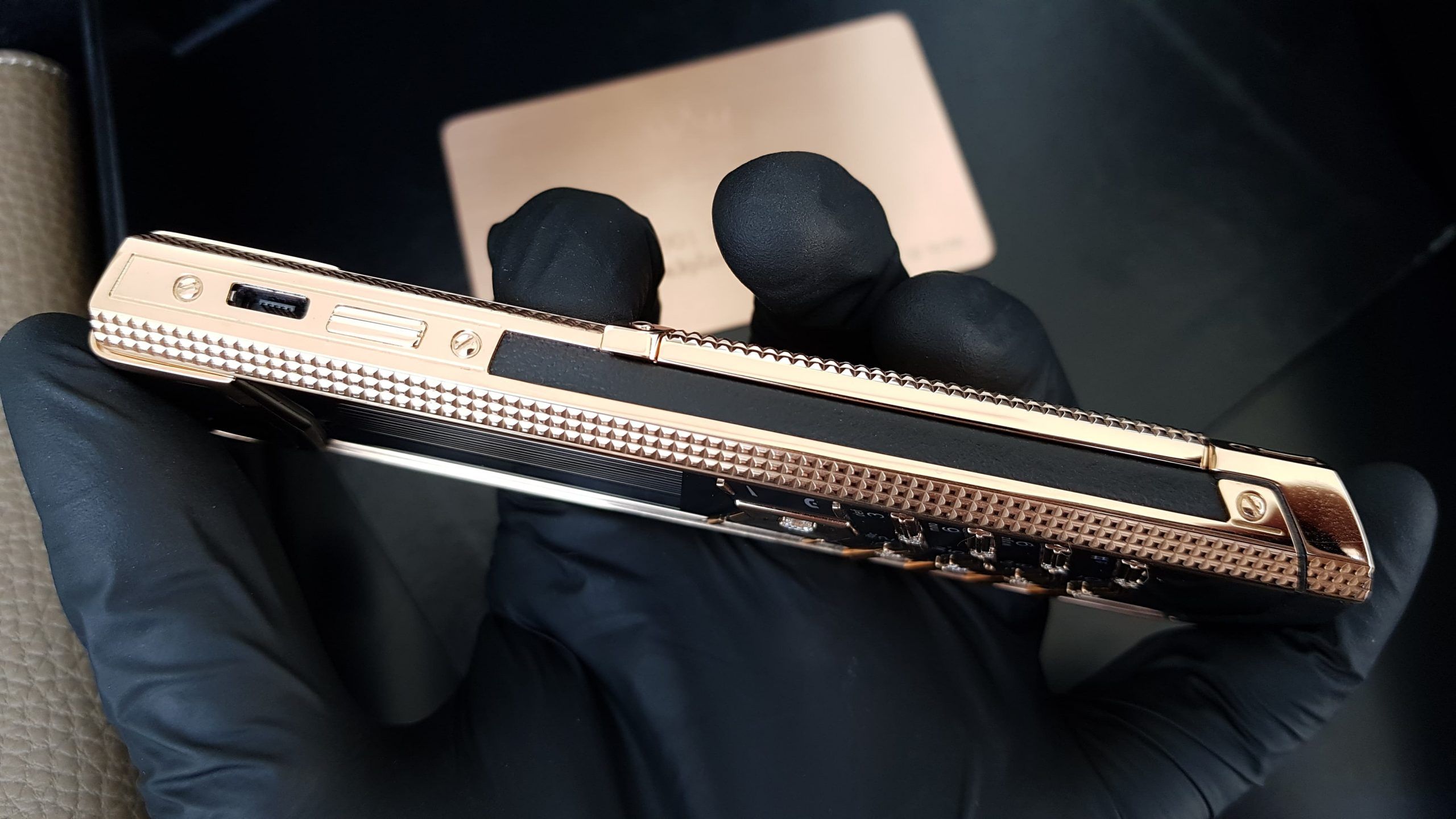 Kỳ Lân Luxury vertu signature s cloud de paris gold mix diamond 35 scaled Vertu Signature S Clous De Paris Gold Mix Diamond