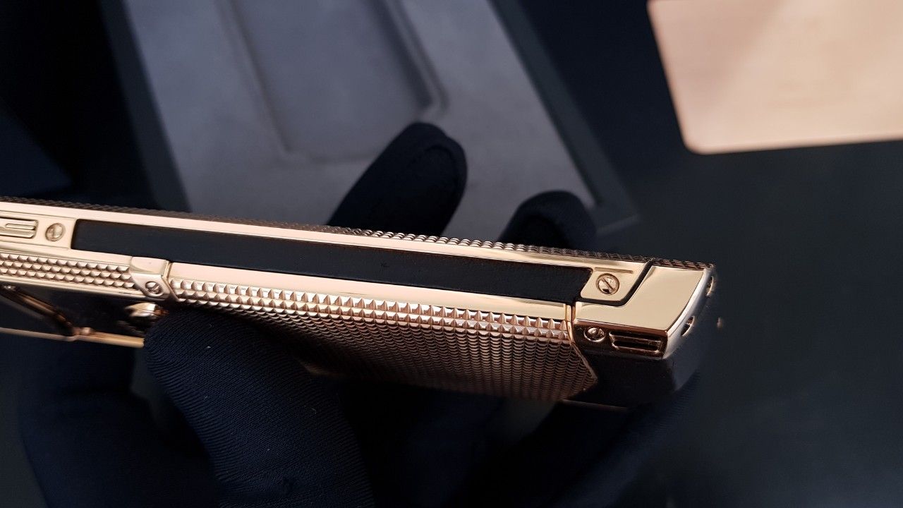 Kỳ Lân Luxury vertu signature s cluod de paris gold 18k 42 3 Tìm hiểu về Vertu Signature S Clous De Paris Gold 18K