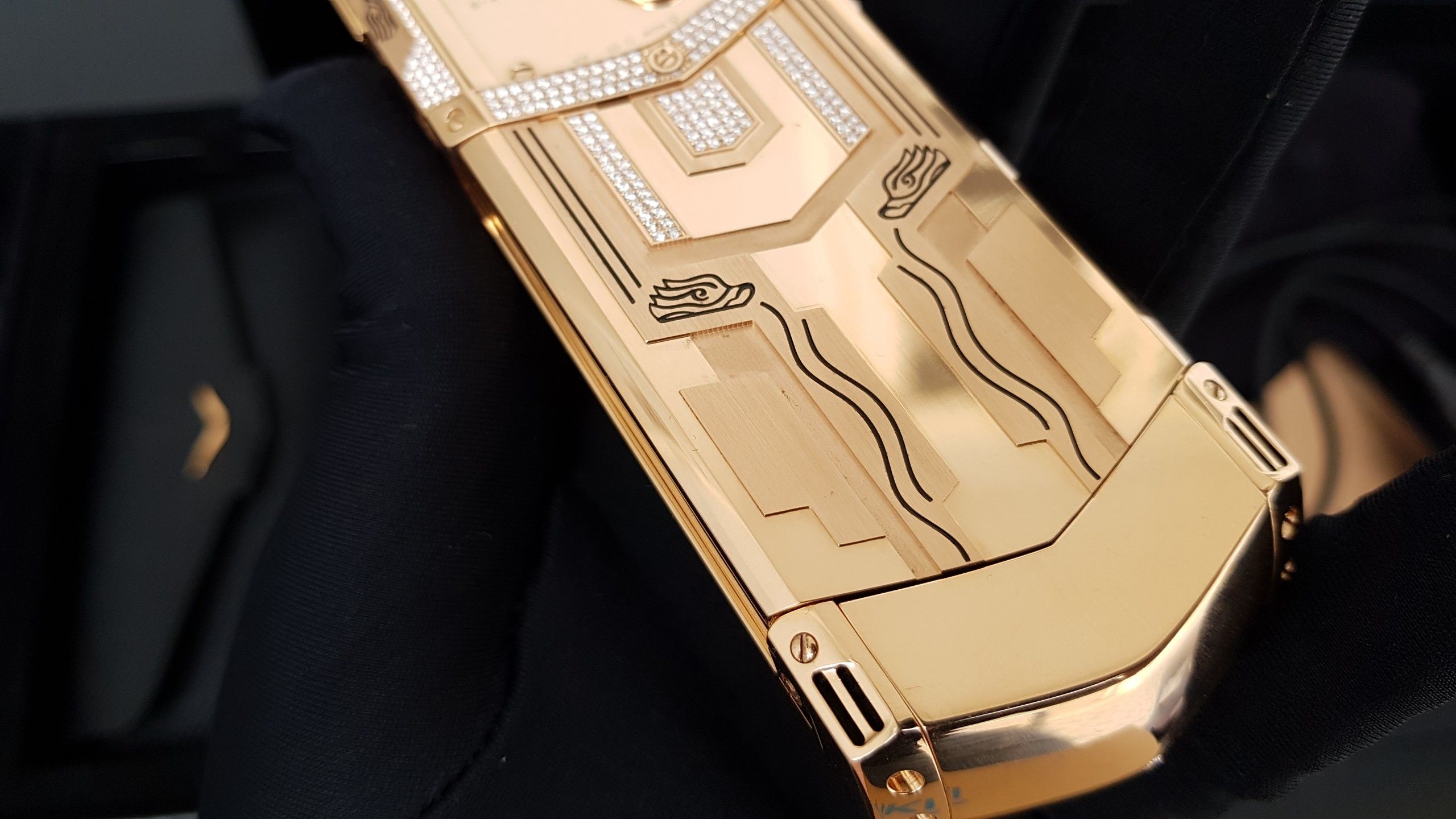 Kỳ Lân Luxury vertu signature s full gold full diamond ziczac fullbox 10 Vertu Signature S Full Gold Diamond ZicZac Full Box